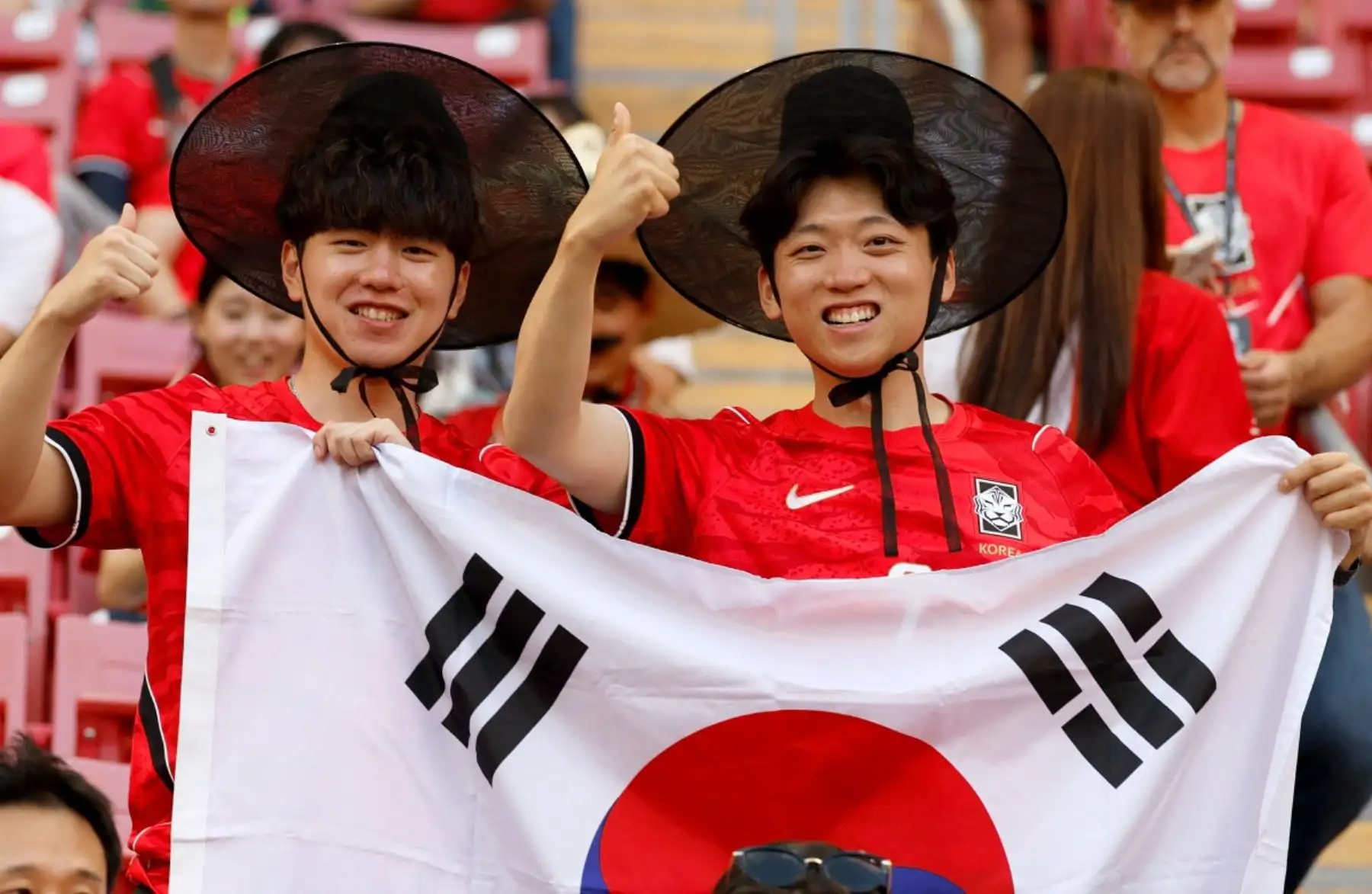 Corea del Sur derrotó por 2-1 a Chequia en un intenso encuentro correspondiente al Grupo A de la Copa Mundial FIFA 2026. El conjunto europeo abrió el marcador por intermedio de Ladislav Krejčí, pero los surcoreanos reaccionaron en el segundo tiempo y remontaron con goles de Hwang In-beom y Oh Hyeon-gyu. Corea del Sur generó las ocasiones más claras y encontró premio a su insistencia con una victoria que lo coloca en la pelea por la clasificación. Fotos: AFP.