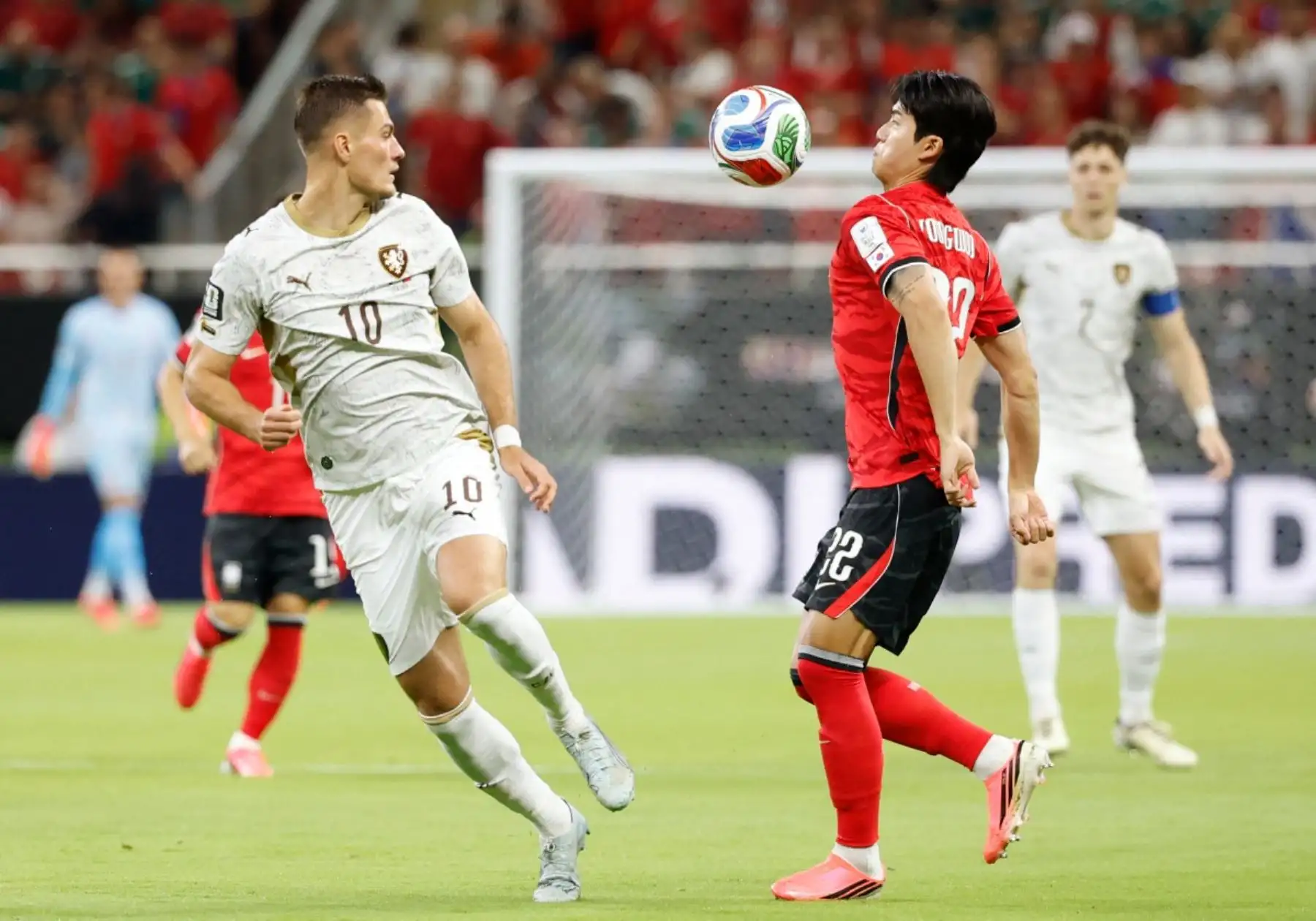 Corea del Sur derrotó por 2-1 a Chequia en un intenso encuentro correspondiente al Grupo A de la Copa Mundial FIFA 2026. El conjunto europeo abrió el marcador por intermedio de Ladislav Krejčí, pero los surcoreanos reaccionaron en el segundo tiempo y remontaron con goles de Hwang In-beom y Oh Hyeon-gyu. Corea del Sur generó las ocasiones más claras y encontró premio a su insistencia con una victoria que lo coloca en la pelea por la clasificación. Fotos: AFP.