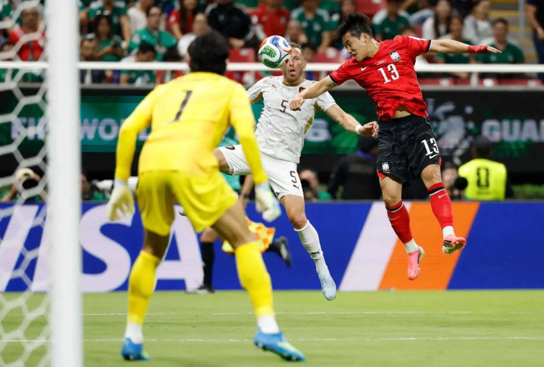 Corea del Sur derrotó por 2-1 a Chequia en un intenso encuentro correspondiente al Grupo A de la Copa Mundial FIFA 2026. El conjunto europeo abrió el marcador por intermedio de Ladislav Krejčí, pero los surcoreanos reaccionaron en el segundo tiempo y remontaron con goles de Hwang In-beom y Oh Hyeon-gyu. Corea del Sur generó las ocasiones más claras y encontró premio a su insistencia con una victoria que lo coloca en la pelea por la clasificación. Fotos: AFP.