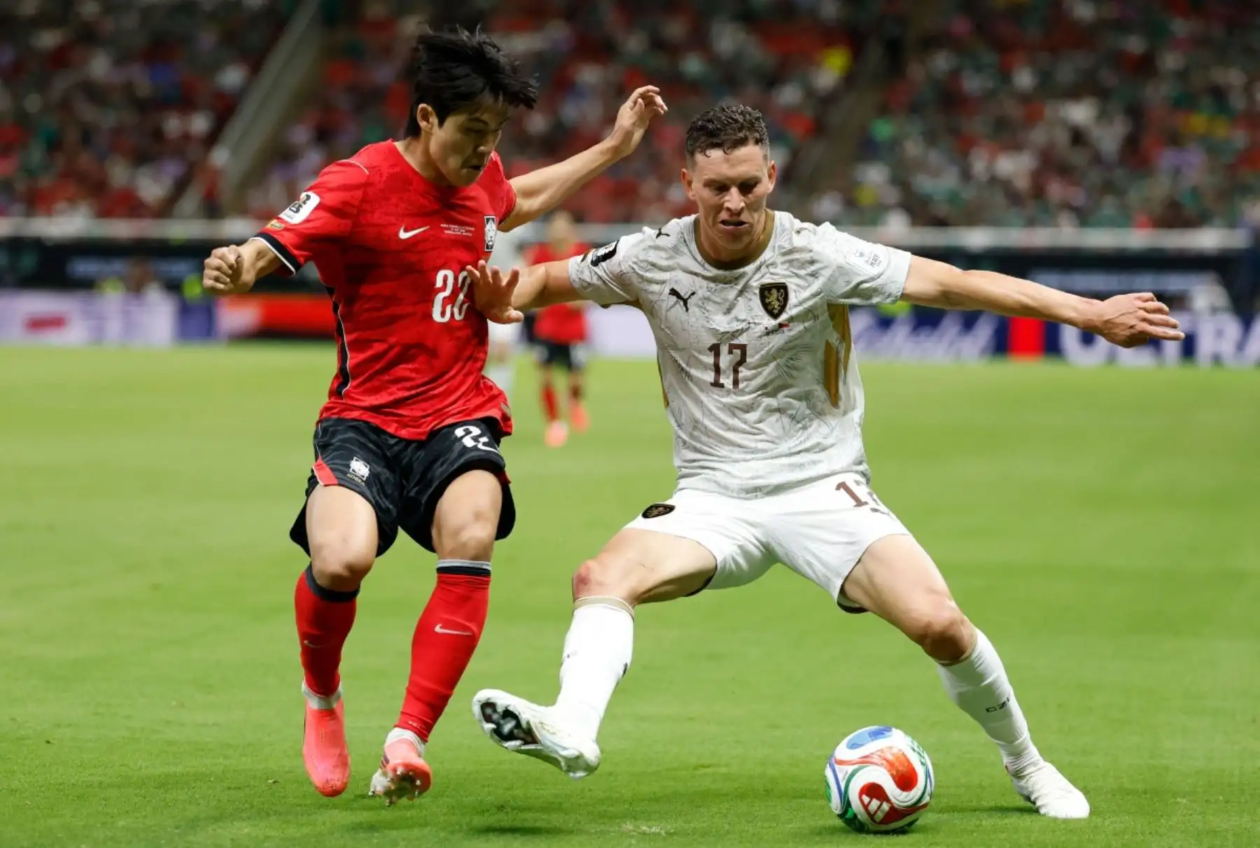 Corea del Sur derrotó por 2-1 a Chequia en un intenso encuentro correspondiente al Grupo A de la Copa Mundial FIFA 2026. El conjunto europeo abrió el marcador por intermedio de Ladislav Krejčí, pero los surcoreanos reaccionaron en el segundo tiempo y remontaron con goles de Hwang In-beom y Oh Hyeon-gyu. Corea del Sur generó las ocasiones más claras y encontró premio a su insistencia con una victoria que lo coloca en la pelea por la clasificación. Fotos: AFP.