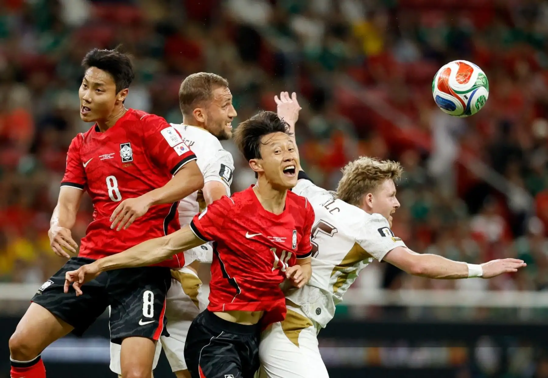 Corea del Sur derrotó por 2-1 a Chequia en un intenso encuentro correspondiente al Grupo A de la Copa Mundial FIFA 2026. El conjunto europeo abrió el marcador por intermedio de Ladislav Krejčí, pero los surcoreanos reaccionaron en el segundo tiempo y remontaron con goles de Hwang In-beom y Oh Hyeon-gyu. Corea del Sur generó las ocasiones más claras y encontró premio a su insistencia con una victoria que lo coloca en la pelea por la clasificación. Fotos: AFP.