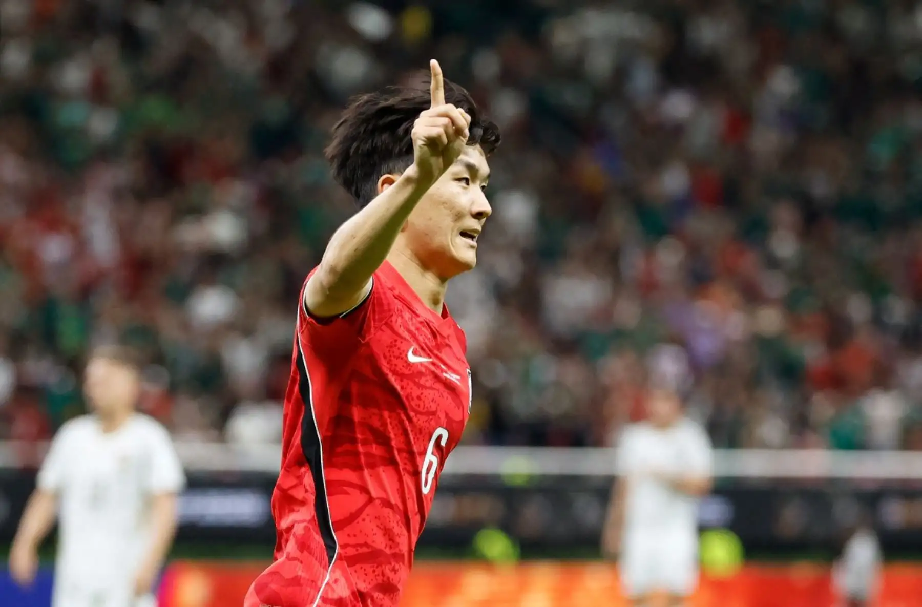 Corea del Sur derrotó por 2-1 a Chequia en un intenso encuentro correspondiente al Grupo A de la Copa Mundial FIFA 2026. El conjunto europeo abrió el marcador por intermedio de Ladislav Krejčí, pero los surcoreanos reaccionaron en el segundo tiempo y remontaron con goles de Hwang In-beom y Oh Hyeon-gyu. Corea del Sur generó las ocasiones más claras y encontró premio a su insistencia con una victoria que lo coloca en la pelea por la clasificación. Fotos: AFP.
