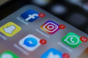 Íconos de redes sociales en la pantalla de un teléfono móvil (imagen referencial). Foto: ANDINA/Archivo