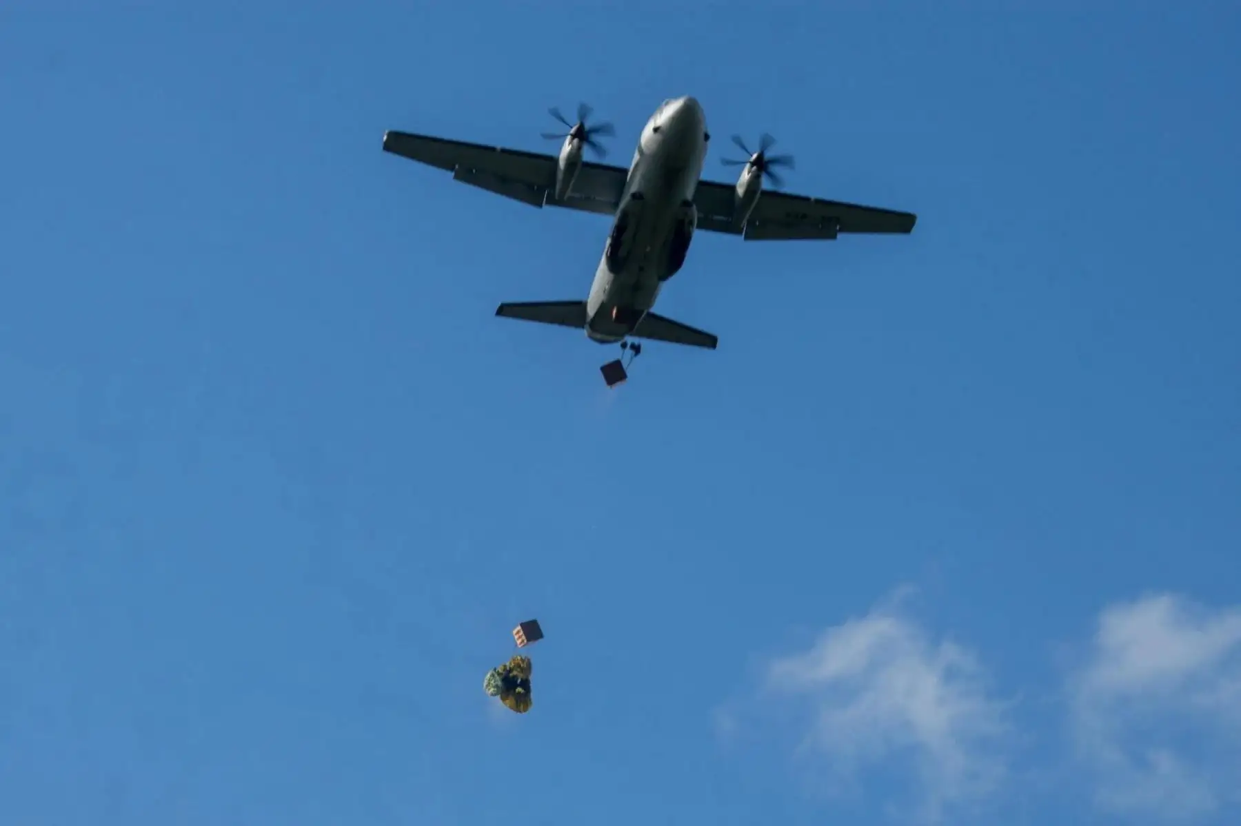 La Fuerza Aérea del Perú desarrolló la cuarta campaña del programa Alas de Esperanza en el distrito de Yurúa, región Ucayali, donde llevó ayuda humanitaria a una de las zonas más alejadas y de difícil acceso del país. Por primera vez, la entrega se realizó mediante lanzamiento aéreo desde una aeronave Spartan C-27J, lo que permitió distribuir más de 7200 kilos de alimentos y abrigo a familias vulnerables de la Amazonía. Foto: ANDINA/Difusión.