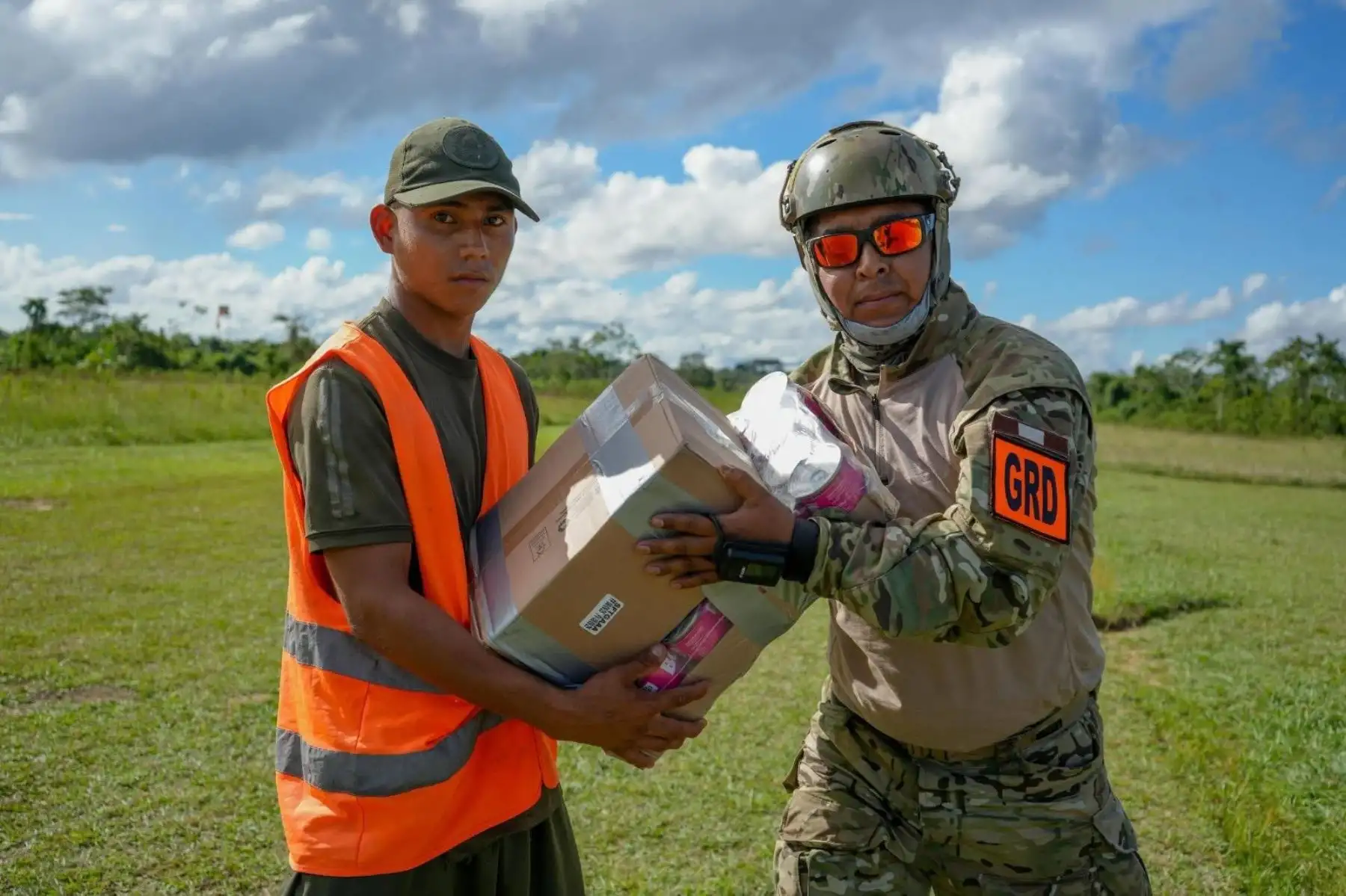 La Fuerza Aérea del Perú desarrolló la cuarta campaña del programa Alas de Esperanza en el distrito de Yurúa, región Ucayali, donde llevó ayuda humanitaria a una de las zonas más alejadas y de difícil acceso del país. Por primera vez, la entrega se realizó mediante lanzamiento aéreo desde una aeronave Spartan C-27J, lo que permitió distribuir más de 7200 kilos de alimentos y abrigo a familias vulnerables de la Amazonía. Foto: ANDINA/Difusión.