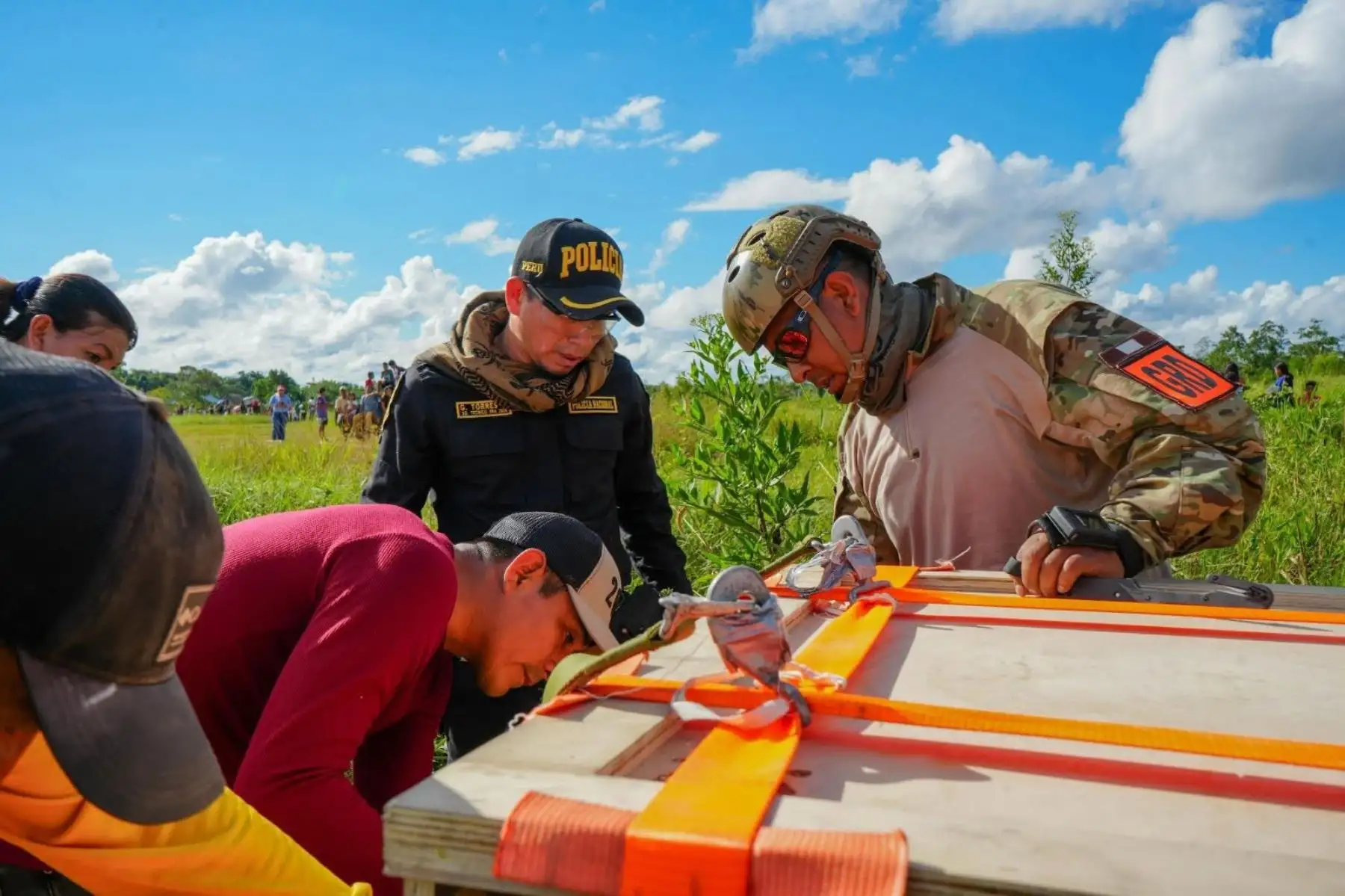 La Fuerza Aérea del Perú desarrolló la cuarta campaña del programa Alas de Esperanza en el distrito de Yurúa, región Ucayali, donde llevó ayuda humanitaria a una de las zonas más alejadas y de difícil acceso del país. Por primera vez, la entrega se realizó mediante lanzamiento aéreo desde una aeronave Spartan C-27J, lo que permitió distribuir más de 7200 kilos de alimentos y abrigo a familias vulnerables de la Amazonía. Foto: ANDINA/Difusión.