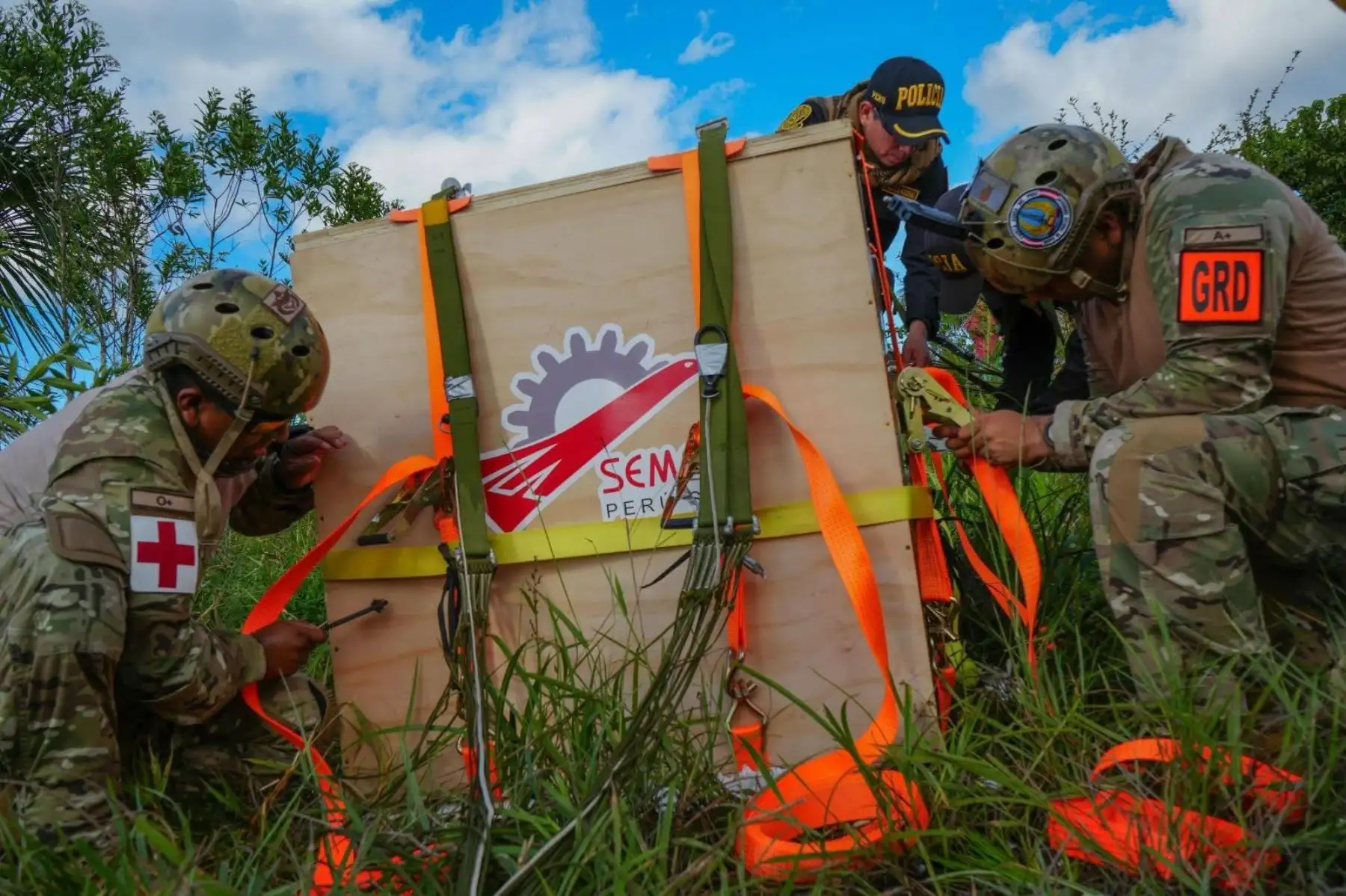 La Fuerza Aérea del Perú desarrolló la cuarta campaña del programa Alas de Esperanza en el distrito de Yurúa, región Ucayali, donde llevó ayuda humanitaria a una de las zonas más alejadas y de difícil acceso del país. Por primera vez, la entrega se realizó mediante lanzamiento aéreo desde una aeronave Spartan C-27J, lo que permitió distribuir más de 7200 kilos de alimentos y abrigo a familias vulnerables de la Amazonía. Foto: ANDINA/Difusión.