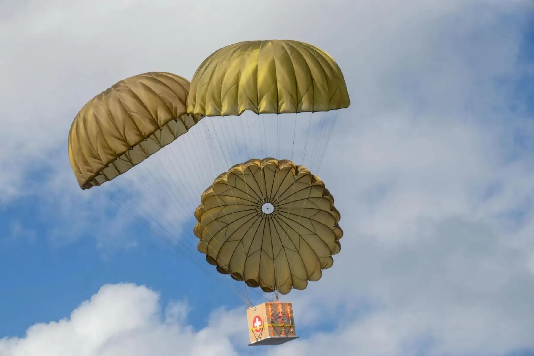 La Fuerza Aérea del Perú desarrolló la cuarta campaña del programa Alas de Esperanza en el distrito de Yurúa, región Ucayali, donde llevó ayuda humanitaria a una de las zonas más alejadas y de difícil acceso del país. Por primera vez, la entrega se realizó mediante lanzamiento aéreo desde una aeronave Spartan C-27J, lo que permitió distribuir más de 7200 kilos de alimentos y abrigo a familias vulnerables de la Amazonía. Foto: ANDINA/Difusión.