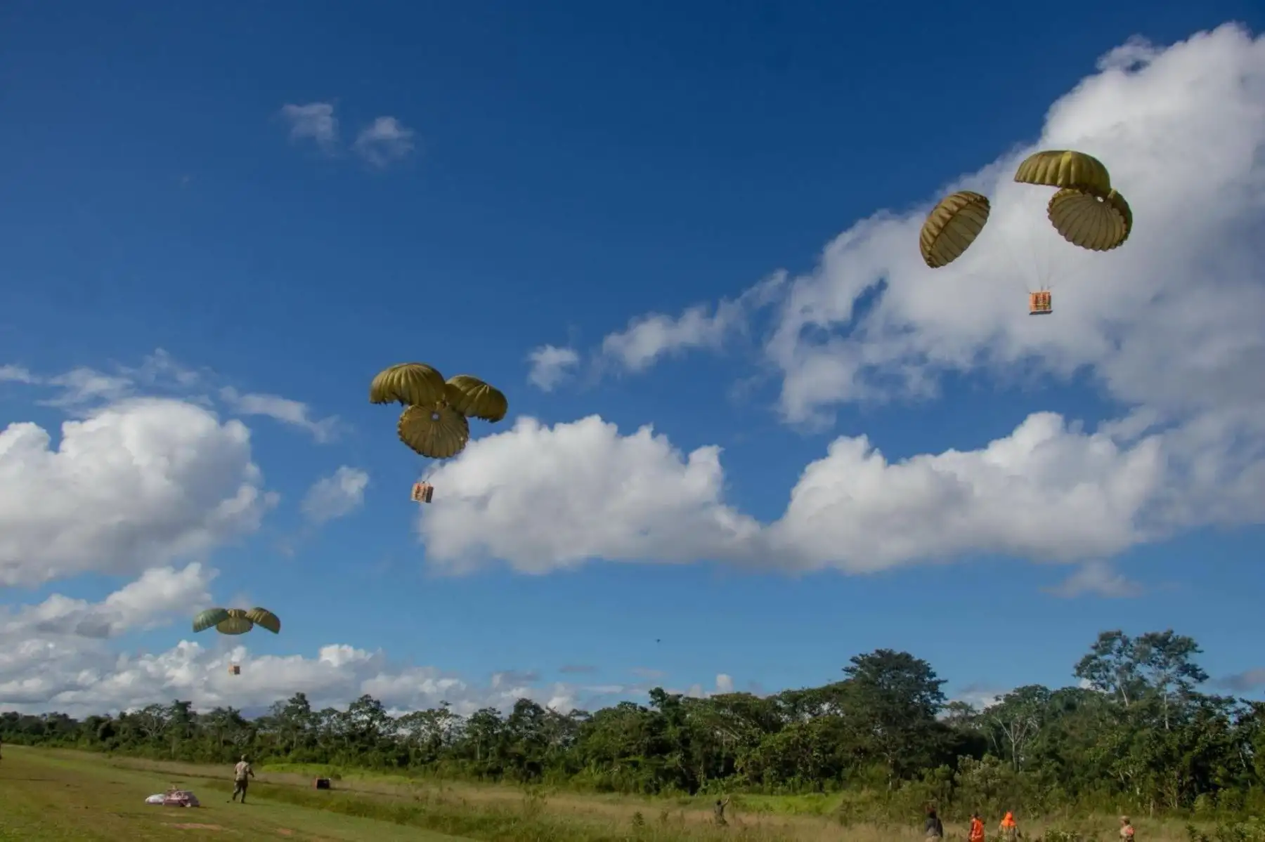 La Fuerza Aérea del Perú desarrolló la cuarta campaña del programa Alas de Esperanza en el distrito de Yurúa, región Ucayali, donde llevó ayuda humanitaria a una de las zonas más alejadas y de difícil acceso del país. Por primera vez, la entrega se realizó mediante lanzamiento aéreo desde una aeronave Spartan C-27J, lo que permitió distribuir más de 7200 kilos de alimentos y abrigo a familias vulnerables de la Amazonía. Foto: ANDINA/Difusión.