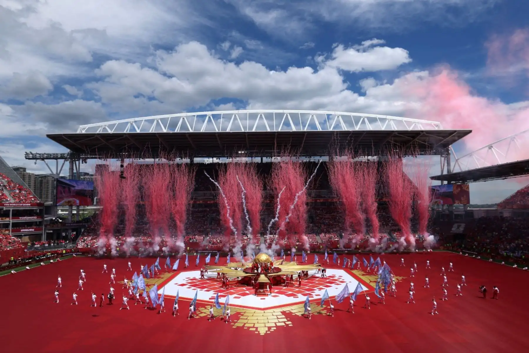 Canadá realizó una colorida y vibrante ceremonia de inauguración del Mundial 2026 en el Toronto Stadium, en la previa del debut de su selección ante Bosnia y Herzegovina por el Grupo B del torneo. El espectáculo formó parte de las actividades de apertura de una edición organizada de manera conjunta por Canadá, Estados Unidos y México. Foto: ANDINA/AFP.