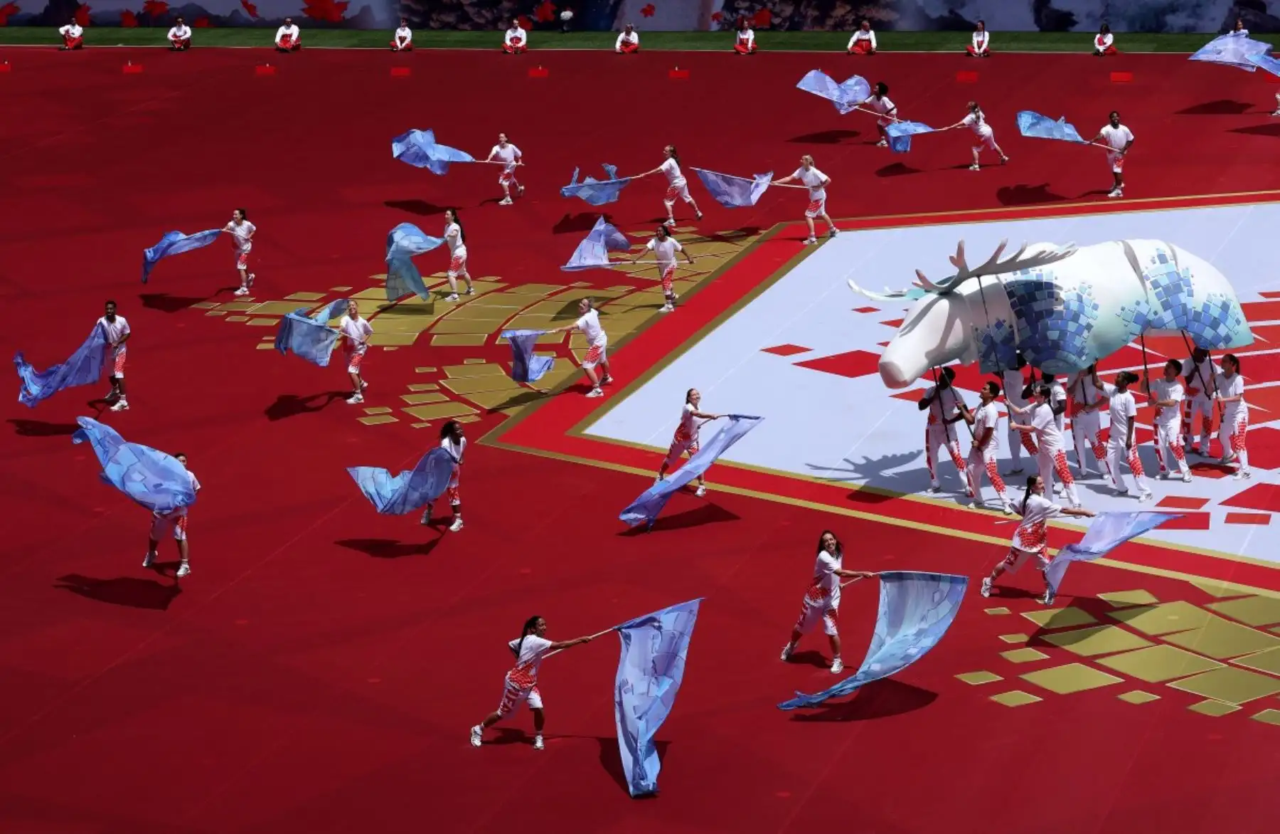 Canadá realizó una colorida y vibrante ceremonia de inauguración del Mundial 2026 en el Toronto Stadium, en la previa del debut de su selección ante Bosnia y Herzegovina por el Grupo B del torneo. El espectáculo formó parte de las actividades de apertura de una edición organizada de manera conjunta por Canadá, Estados Unidos y México. Foto: ANDINA/AFP.