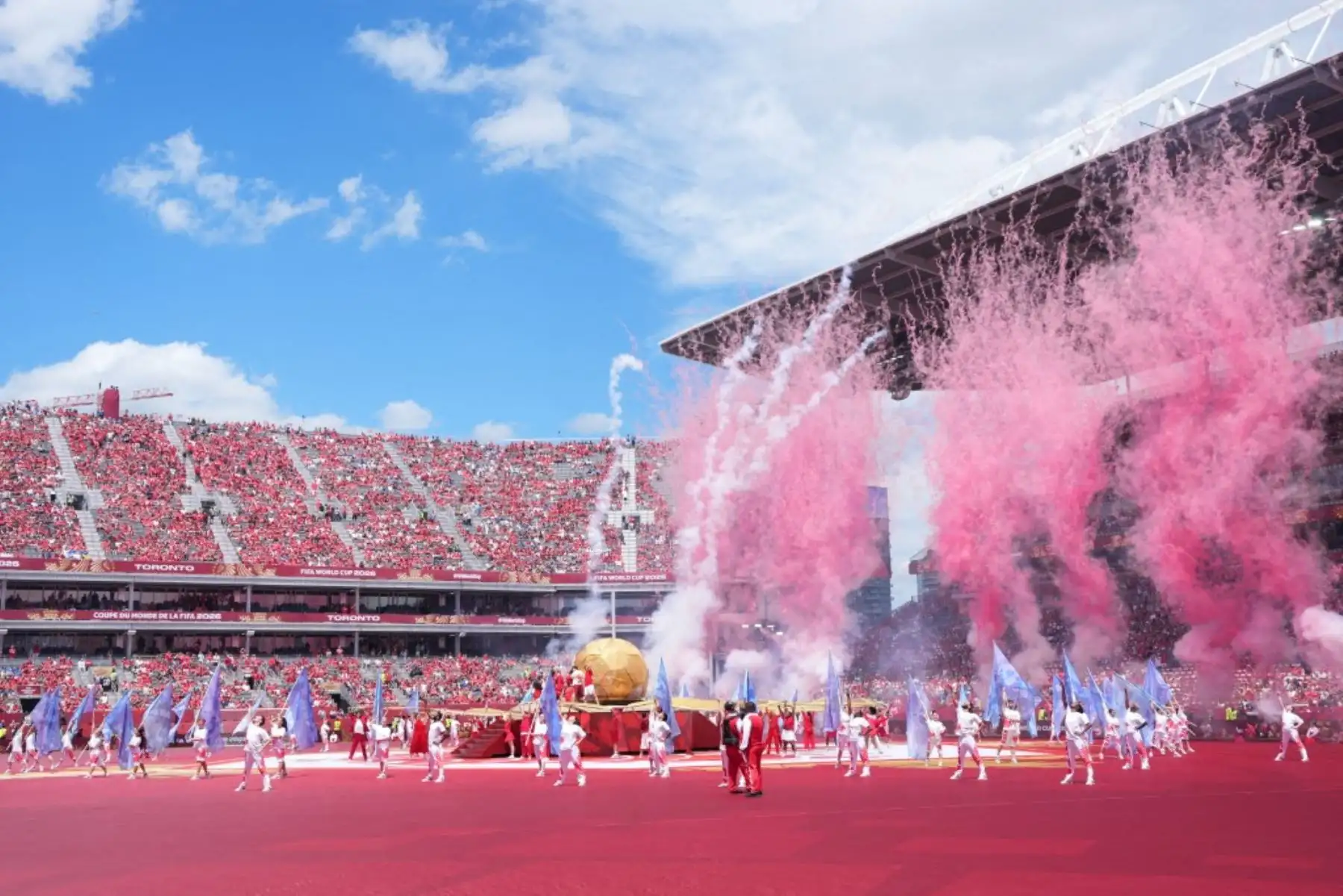Canadá realizó una colorida y vibrante ceremonia de inauguración del Mundial 2026 en el Toronto Stadium, en la previa del debut de su selección ante Bosnia y Herzegovina por el Grupo B del torneo. El espectáculo formó parte de las actividades de apertura de una edición organizada de manera conjunta por Canadá, Estados Unidos y México. Foto: ANDINA/AFP.