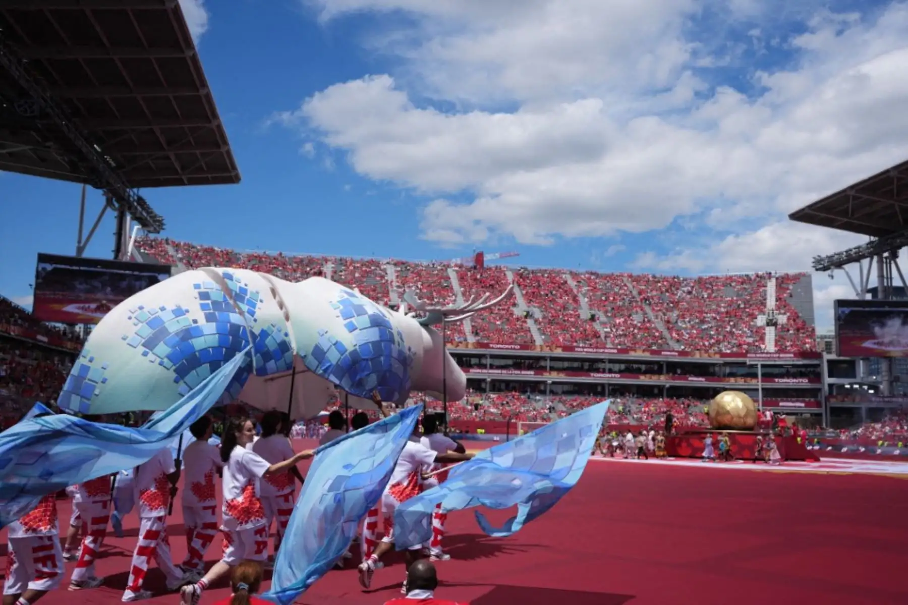 Canadá realizó una colorida y vibrante ceremonia de inauguración del Mundial 2026 en el Toronto Stadium, en la previa del debut de su selección ante Bosnia y Herzegovina por el Grupo B del torneo. El espectáculo formó parte de las actividades de apertura de una edición organizada de manera conjunta por Canadá, Estados Unidos y México. Foto: ANDINA/AFP.