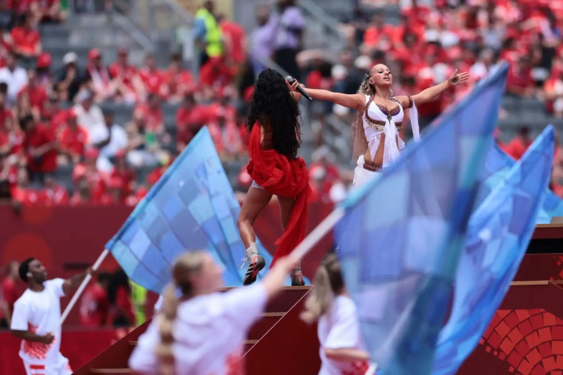 Canadá realizó una colorida y vibrante ceremonia de inauguración del Mundial 2026 en el Toronto Stadium, en la previa del debut de su selección ante Bosnia y Herzegovina por el Grupo B del torneo. El espectáculo formó parte de las actividades de apertura de una edición organizada de manera conjunta por Canadá, Estados Unidos y México. Foto: ANDINA/AFP.