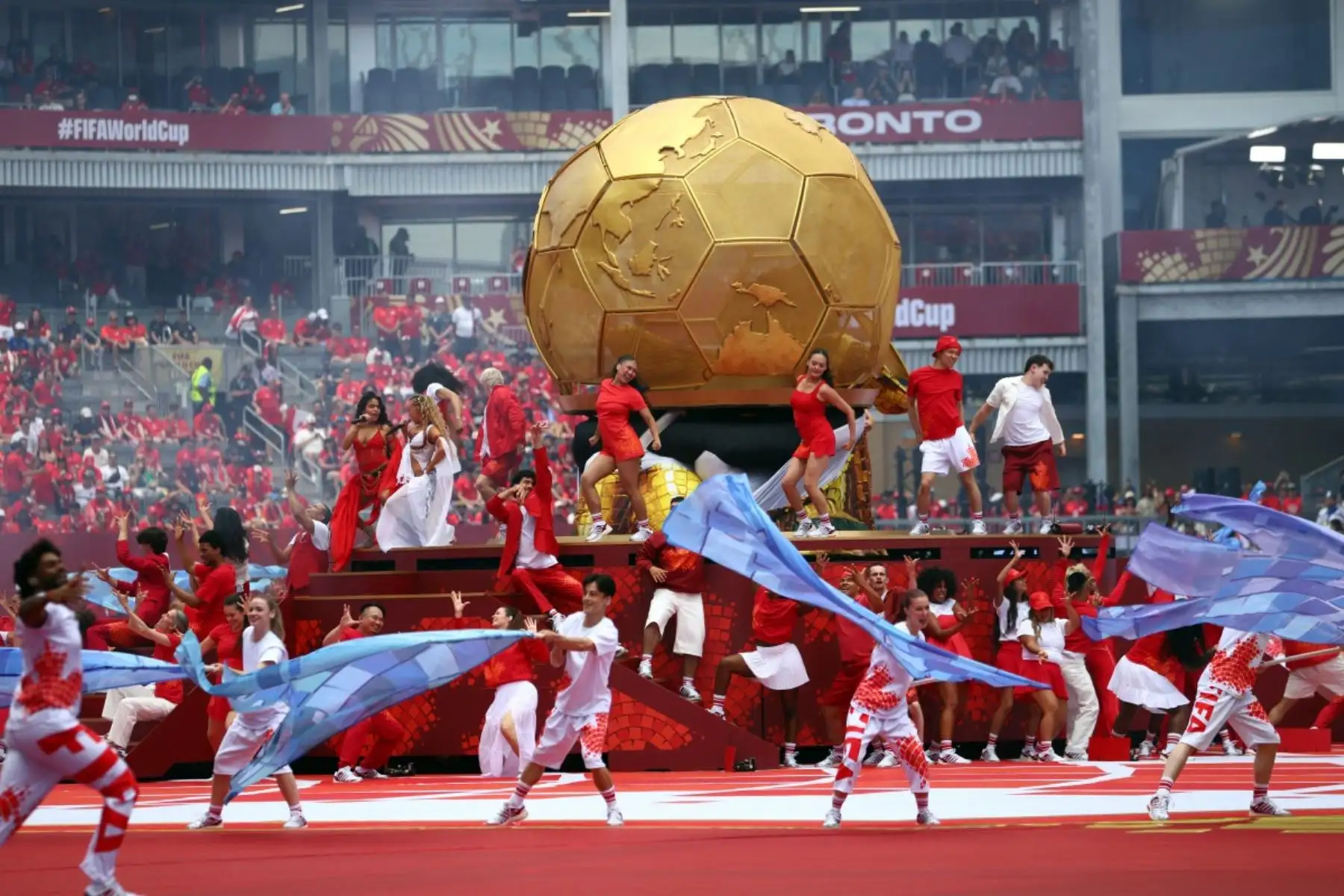 Canadá realizó una colorida y vibrante ceremonia de inauguración del Mundial 2026 en el Toronto Stadium, en la previa del debut de su selección ante Bosnia y Herzegovina por el Grupo B del torneo. El espectáculo formó parte de las actividades de apertura de una edición organizada de manera conjunta por Canadá, Estados Unidos y México. Foto: ANDINA/AFP.