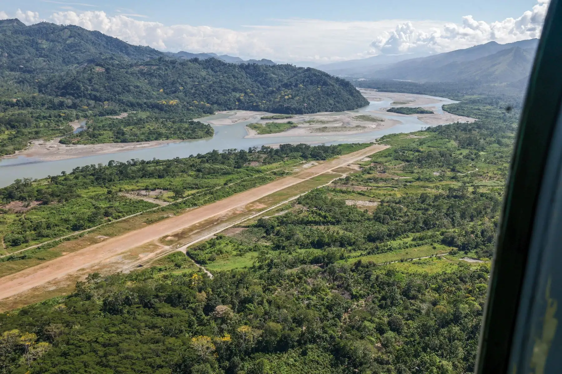 Con el objetivo de fortalecer la presencia del Estado y reducir las brechas sociales en el Valle de los Ríos Apurímac, Ene y Mantaro (VRAEM), el Poder Ejecutivo viene ejecutando 281 intervenciones con una inversión superior a los 331 millones de soles para el año 2026. Esta información fue presentada durante la XII Sesión Ordinaria Descentralizada de la Comisión Multisectorial Permanente VRAEM Productivo, encabezada por el presidente del Consejo de Ministros, Luis Arroyo Sánchez, en el distrito de Unión Asháninka. Foto: PCM