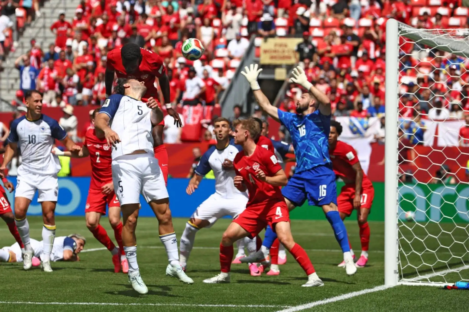 El delantero de Canadá #12 Tani Oluwaseyi (arriba) lucha por el balón con el defensor de Bosnia-Herzegovina #05 Sead Kolasinac durante el partido de fútbol del Grupo B de la Copa Mundial de 2026 entre Canadá y Bosnia y Herzegovina en el Estadio de Toronto en Toronto el 12 de junio de 2026. (Foto de Cole Burston / AFP)