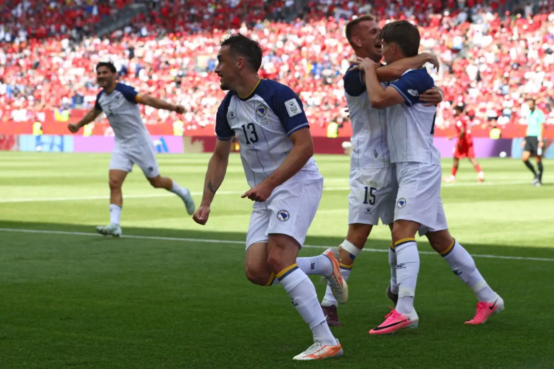 Los jugadores de Bosnia-Herzegovina celebran el primer gol durante el partido de fútbol del Grupo B de la Copa Mundial de 2026 entre Canadá y Bosnia y Herzegovina en el Estadio de Toronto en Toronto el 12 de junio de 2026. (Foto de Cole Burston / AFP)