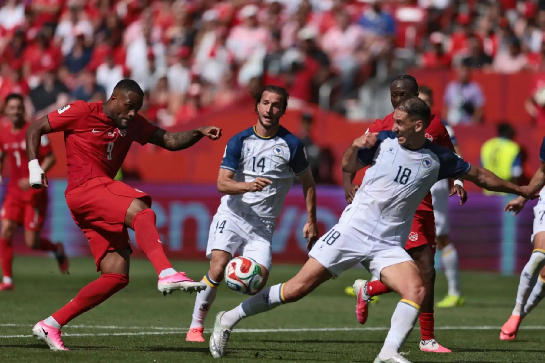 El delantero de Canadá #09 Cyle Larin (izqueda) anota el empate durante el partido de fútbol del Grupo B de la Copa Mundial de 2026 entre Canadá y Bosnia y Herzegovina en el Estadio de Toronto en Toronto el 12 de junio de 2026. (Foto de Cole Burston / AFP)