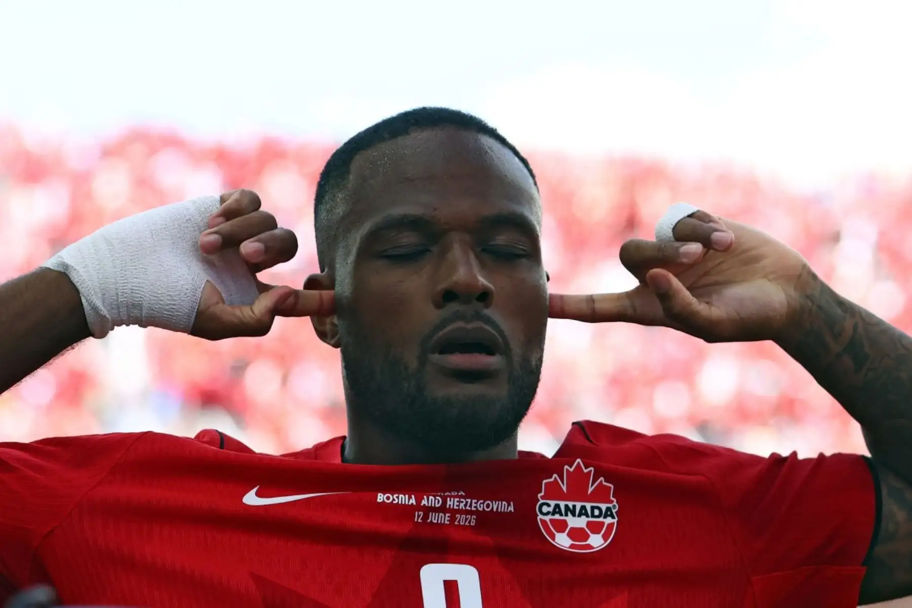 El delantero de Canadá #09 Cyle Larin celebra después de marcar un gol durante el partido de fútbol del Grupo B de la Copa Mundial de 2026 entre Canadá y Bosnia y Herzegovina en el Estadio de Toronto en Toronto el 12 de junio de 2026. (Foto de Cole Burston / AFP)