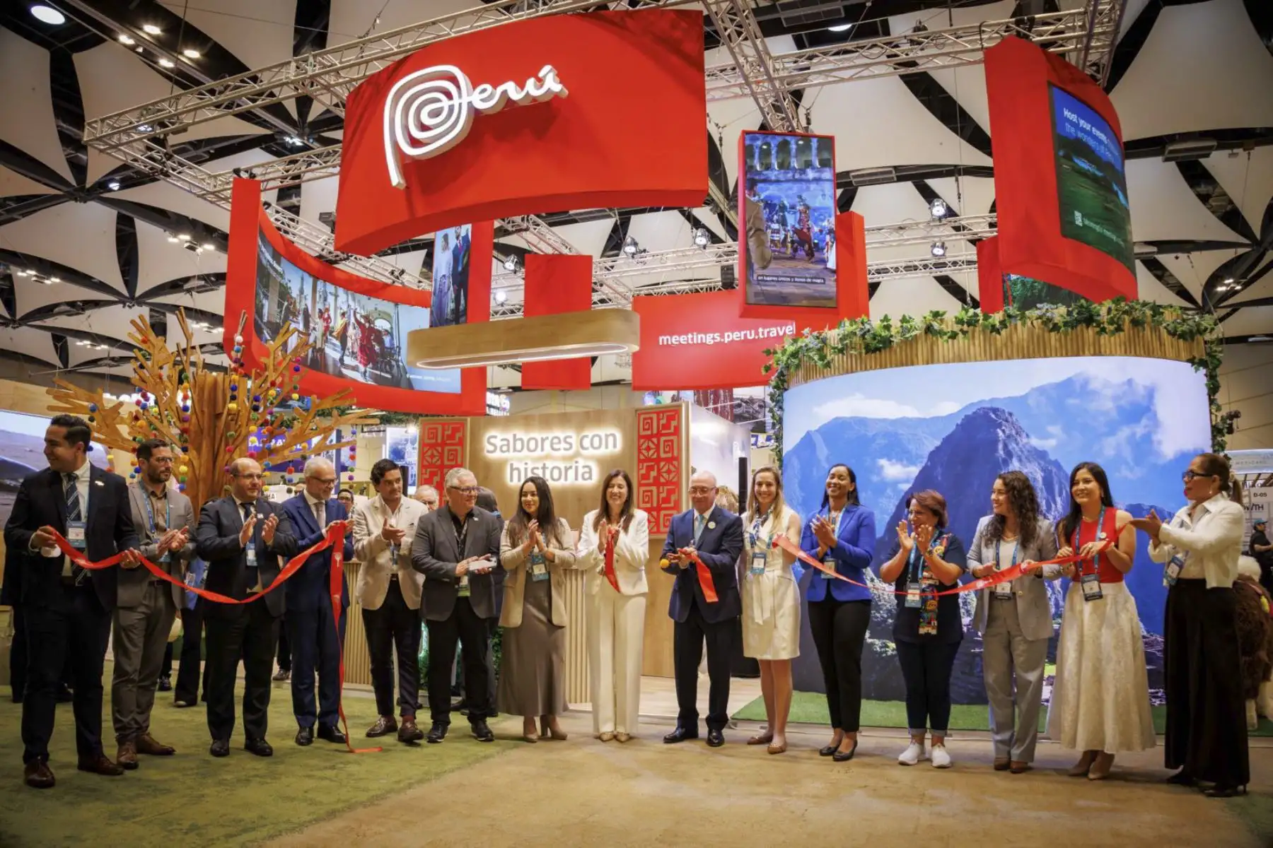 La Comisión de Promoción del Perú para la Exportación y el Turismo (PROMPERÚ) culminó exitosamente su participación en FIEXPO Latin America 2026, el principal evento de la industria de reuniones de América Latina y el Caribe, realizado del 9 al 12 de junio en San José, Costa Rica. Durante el encuentro, la delegación peruana, conformada por empresas del sector turismo y representantes de los burós de convenciones de Lima y Arequipa, concretó más de 370 citas de negocios con compradores y organizadores de eventos de América y Europa, generando una proyección de negocios estimada en US$ 5.8 millones. Foto: Promperú