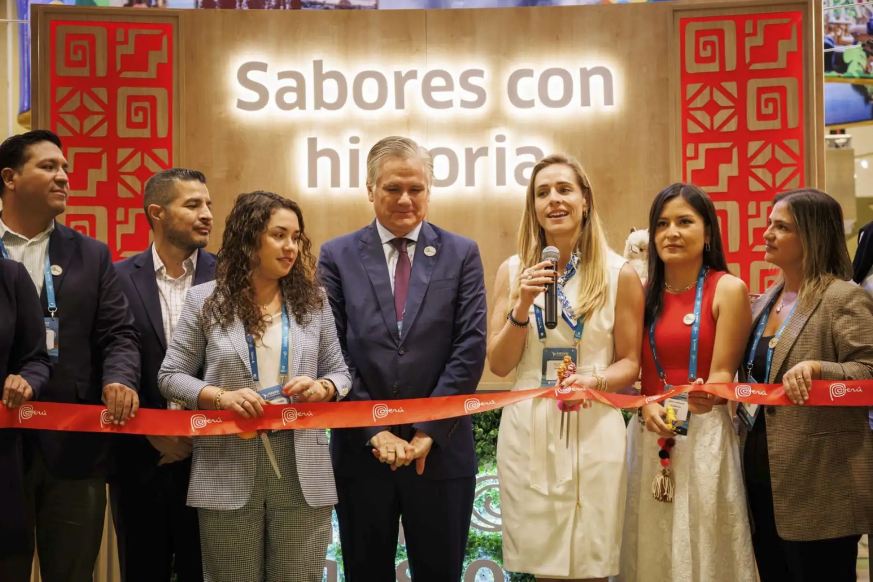 La Comisión de Promoción del Perú para la Exportación y el Turismo (PROMPERÚ) culminó exitosamente su participación en FIEXPO Latin America 2026, el principal evento de la industria de reuniones de América Latina y el Caribe, realizado del 9 al 12 de junio en San José, Costa Rica. Durante el encuentro, la delegación peruana, conformada por empresas del sector turismo y representantes de los burós de convenciones de Lima y Arequipa, concretó más de 370 citas de negocios con compradores y organizadores de eventos de América y Europa, generando una proyección de negocios estimada en US$ 5.8 millones. Foto: Promperú