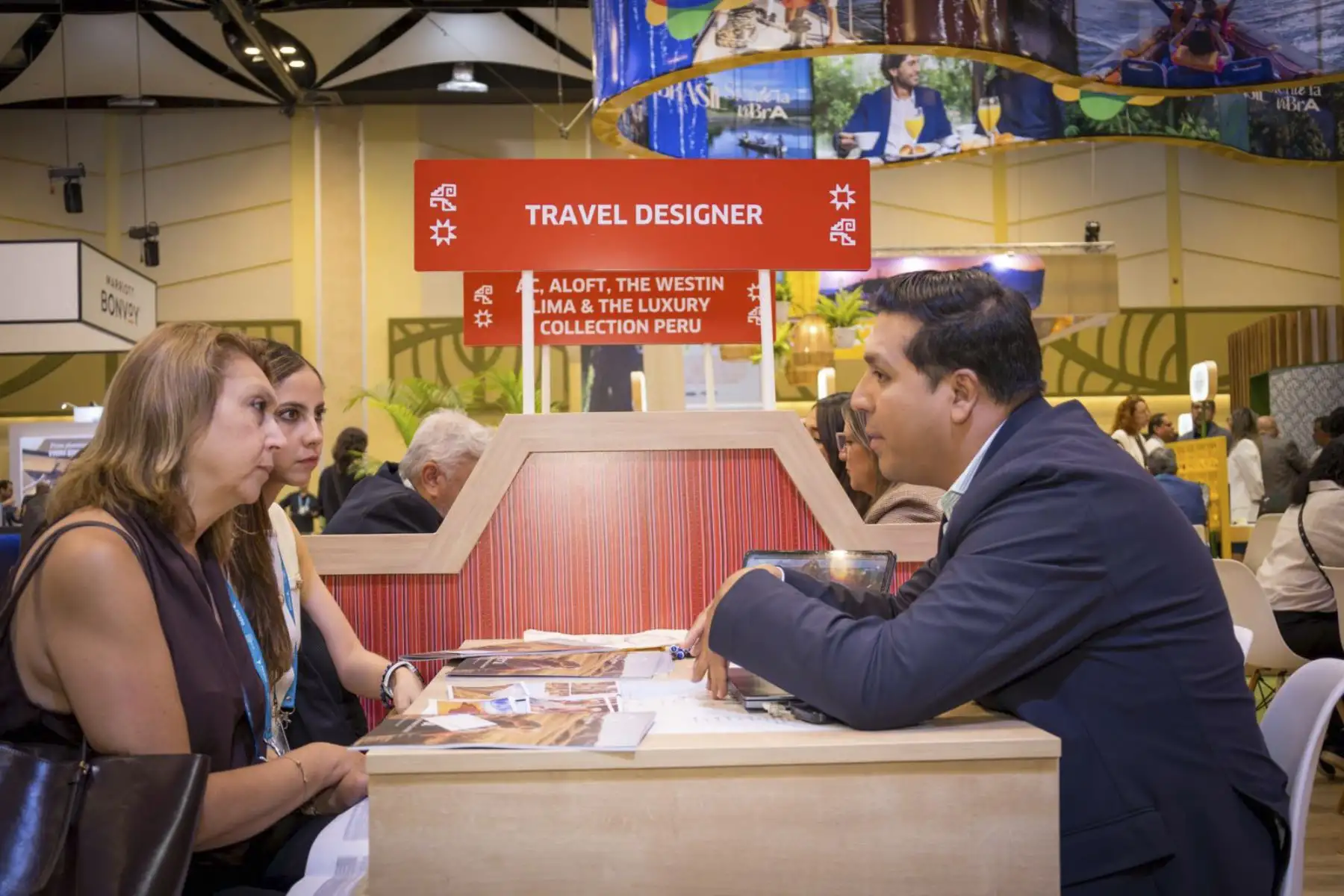 La Comisión de Promoción del Perú para la Exportación y el Turismo (PROMPERÚ) culminó exitosamente su participación en FIEXPO Latin America 2026, el principal evento de la industria de reuniones de América Latina y el Caribe, realizado del 9 al 12 de junio en San José, Costa Rica. Durante el encuentro, la delegación peruana, conformada por empresas del sector turismo y representantes de los burós de convenciones de Lima y Arequipa, concretó más de 370 citas de negocios con compradores y organizadores de eventos de América y Europa, generando una proyección de negocios estimada en US$ 5.8 millones. Foto: Promperú