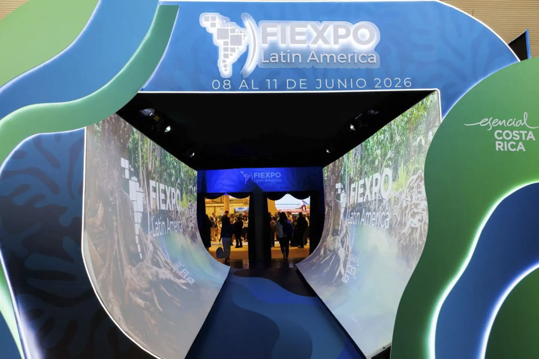La Comisión de Promoción del Perú para la Exportación y el Turismo (PROMPERÚ) culminó exitosamente su participación en FIEXPO Latin America 2026, el principal evento de la industria de reuniones de América Latina y el Caribe, realizado del 9 al 12 de junio en San José, Costa Rica. Durante el encuentro, la delegación peruana, conformada por empresas del sector turismo y representantes de los burós de convenciones de Lima y Arequipa, concretó más de 370 citas de negocios con compradores y organizadores de eventos de América y Europa, generando una proyección de negocios estimada en US$ 5.8 millones. Foto: Promperú