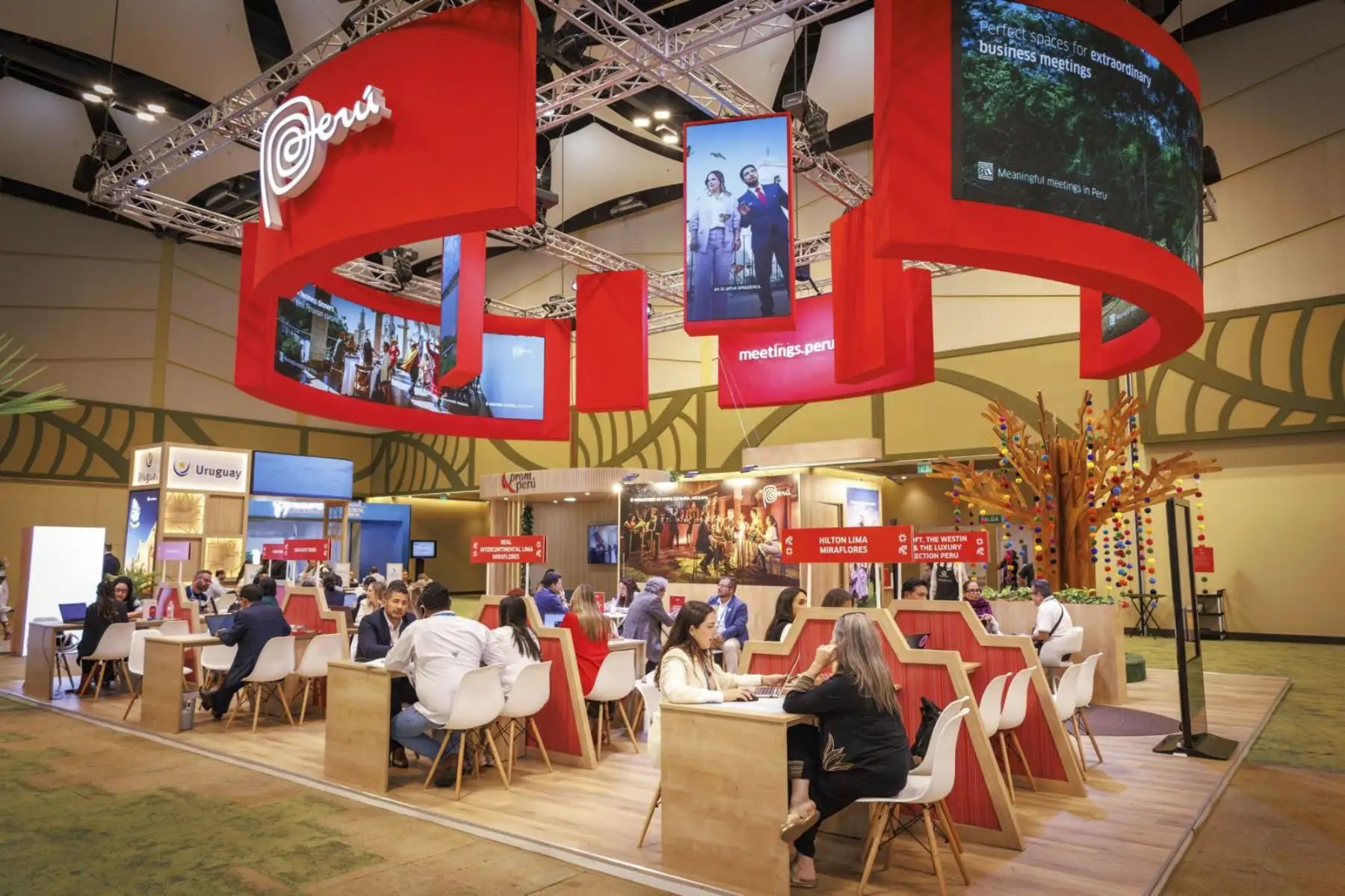 La Comisión de Promoción del Perú para la Exportación y el Turismo (PROMPERÚ) culminó exitosamente su participación en FIEXPO Latin America 2026, el principal evento de la industria de reuniones de América Latina y el Caribe, realizado del 9 al 12 de junio en San José, Costa Rica. Durante el encuentro, la delegación peruana, conformada por empresas del sector turismo y representantes de los burós de convenciones de Lima y Arequipa, concretó más de 370 citas de negocios con compradores y organizadores de eventos de América y Europa, generando una proyección de negocios estimada en US$ 5.8 millones. Foto: Promperú