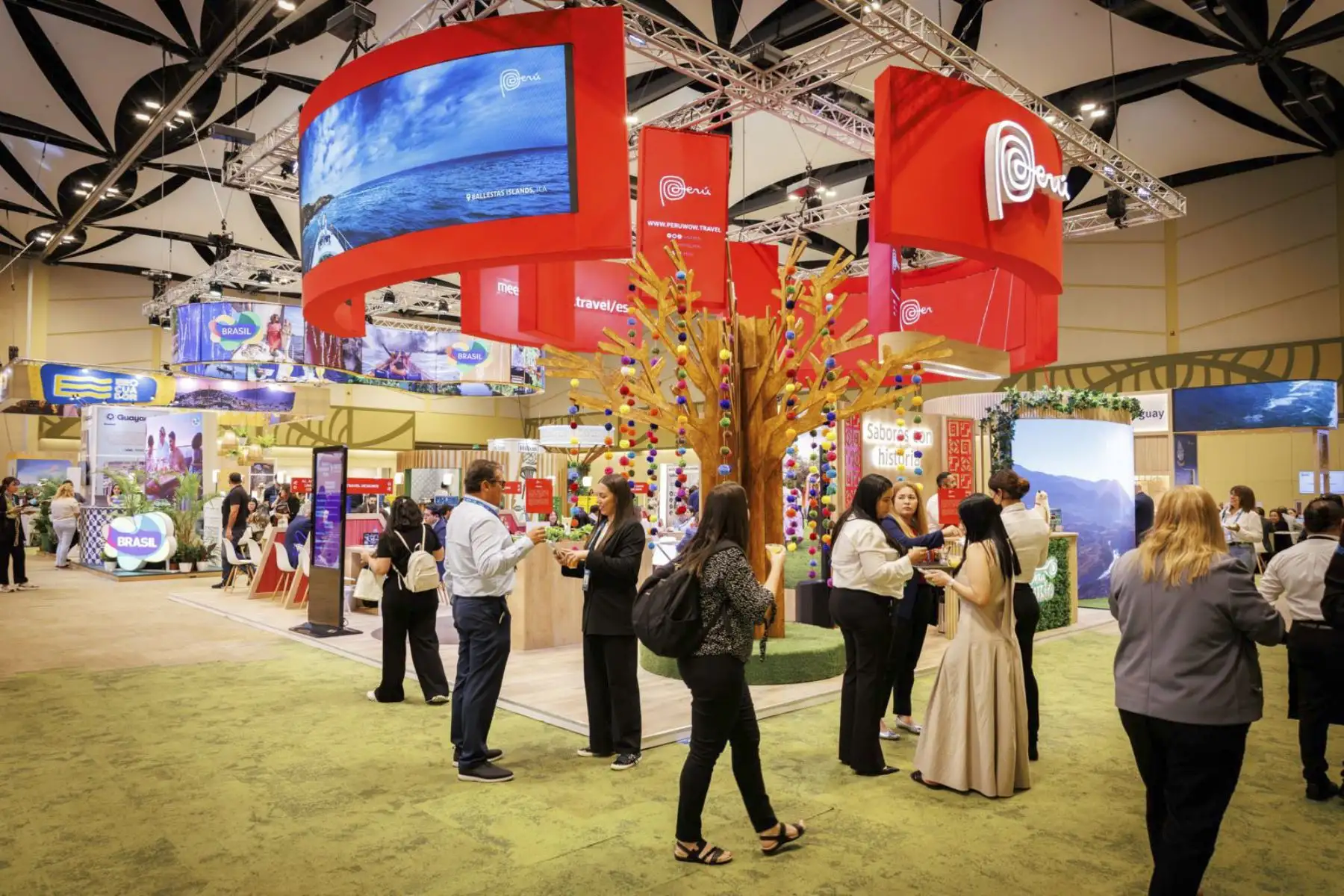 La Comisión de Promoción del Perú para la Exportación y el Turismo (PROMPERÚ) culminó exitosamente su participación en FIEXPO Latin America 2026, el principal evento de la industria de reuniones de América Latina y el Caribe, realizado del 9 al 12 de junio en San José, Costa Rica. Durante el encuentro, la delegación peruana, conformada por empresas del sector turismo y representantes de los burós de convenciones de Lima y Arequipa, concretó más de 370 citas de negocios con compradores y organizadores de eventos de América y Europa, generando una proyección de negocios estimada en US$ 5.8 millones. Foto: Promperú