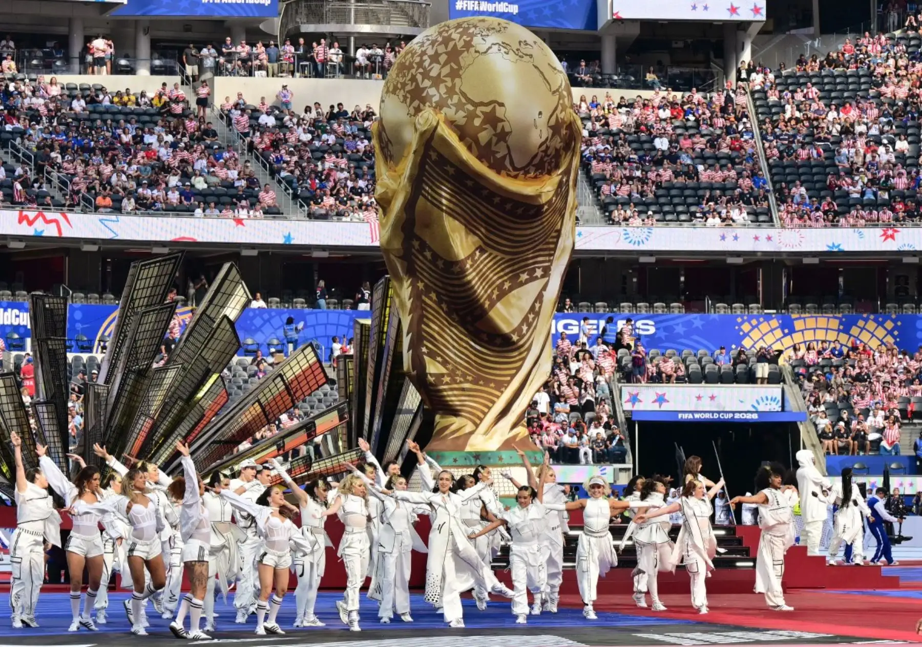 Artistas actúan durante la ceremonia de apertura del Mundial de Fútbol de 2026, antes del partido del Grupo D entre Estados Unidos y Paraguay en el Estadio de Los Ángeles en Inglewood, el 12 de junio de 2026. (Foto de Frederic J. BROWN / AFP)