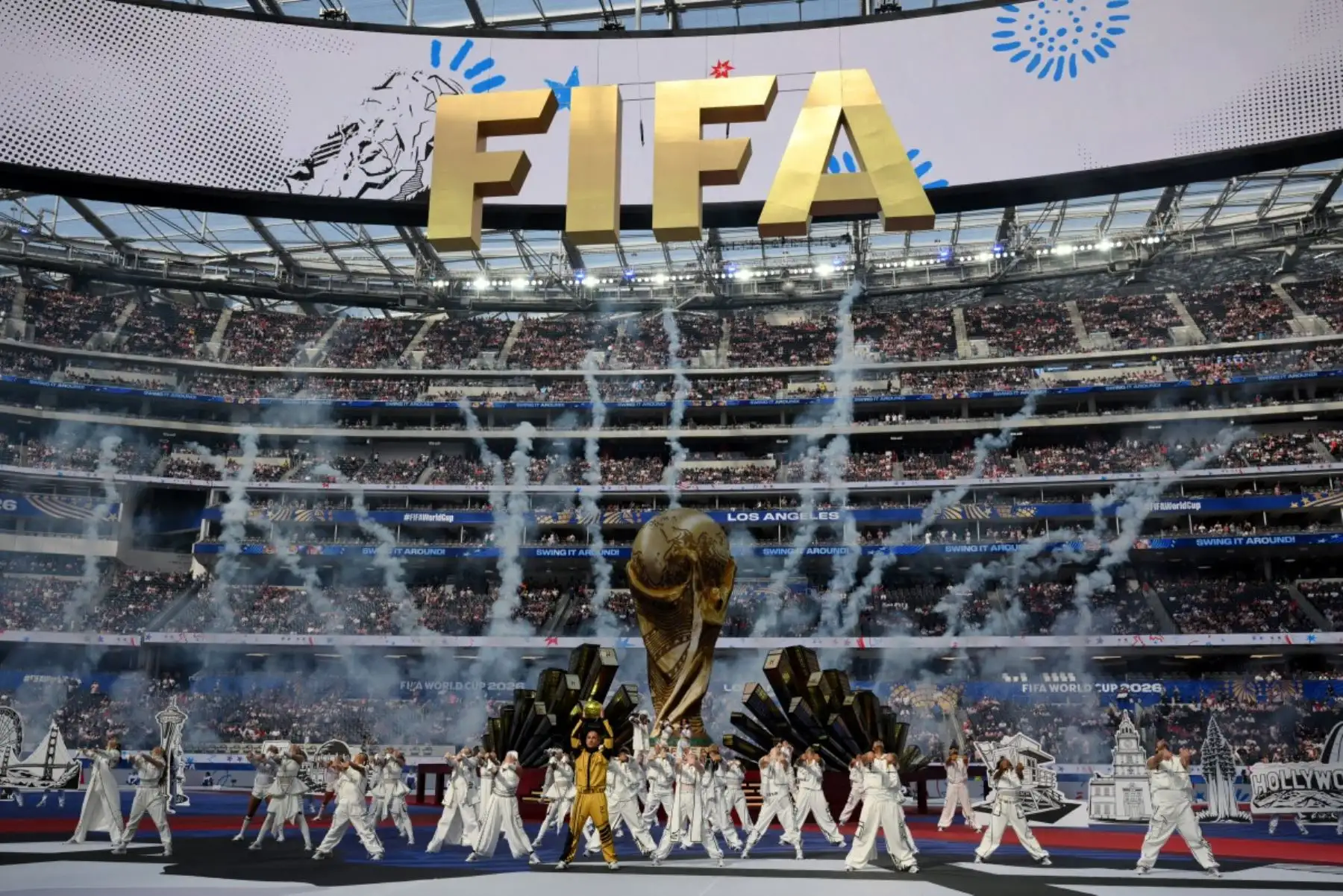Artistas actúan durante la ceremonia de apertura del Mundial de Fútbol de 2026, antes del partido del Grupo D entre Estados Unidos y Paraguay en el Estadio de Los Ángeles en Inglewood, el 12 de junio de 2026. (Foto de Patrick T. Fallon / AFP)