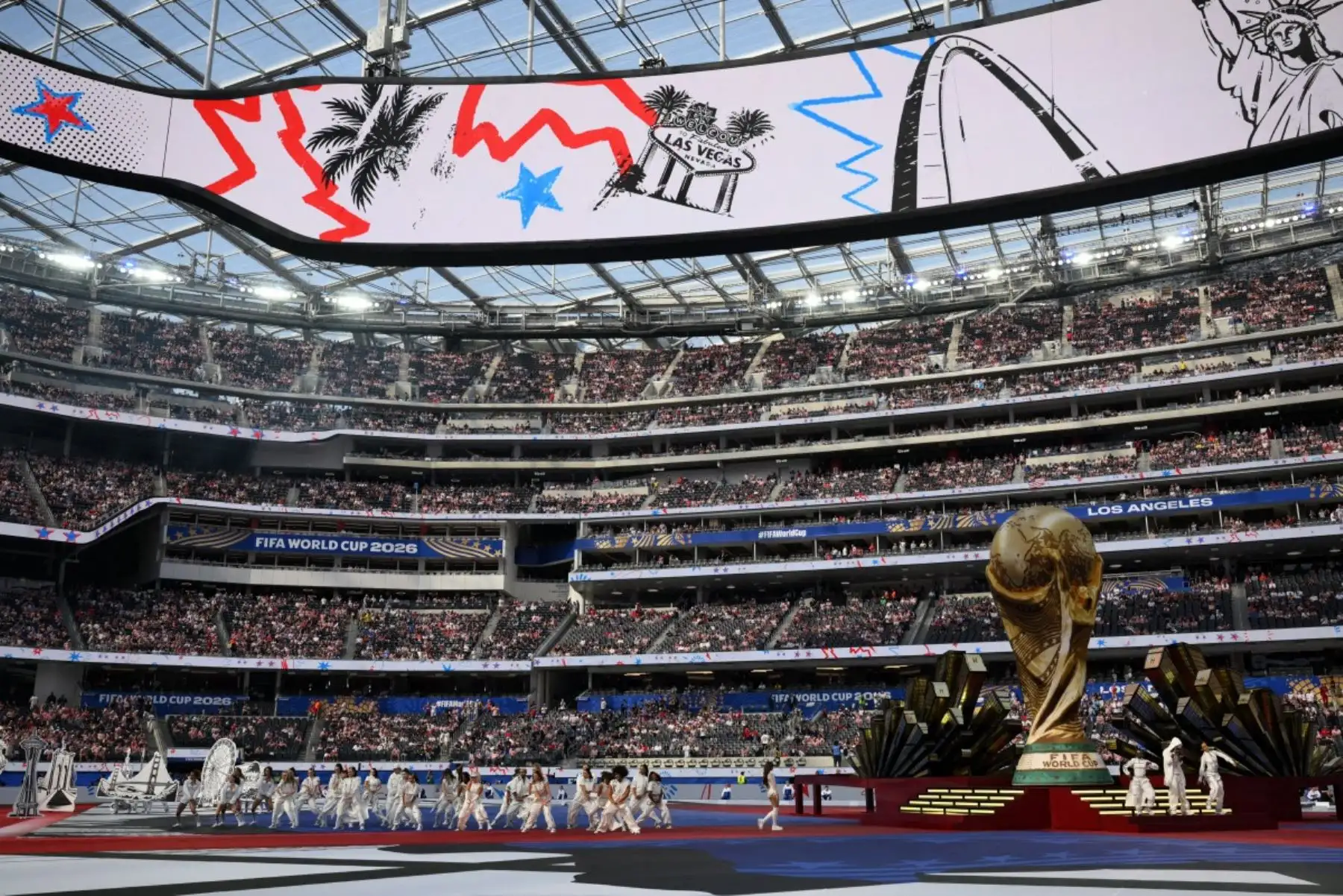 El rapero nigeriano Rema actúa durante la ceremonia de apertura del Mundial de Fútbol de 2026, antes del partido del Grupo D entre Estados Unidos y Paraguay en el Estadio de Los Ángeles en Inglewood, el 12 de junio de 2026. (Foto de Patrick T. Fallon / AFP)