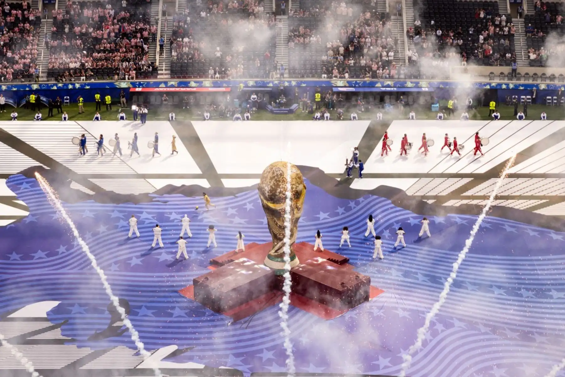 Bailarines actúan durante la ceremonia de apertura del Mundial de Fútbol de 2026, antes del partido del Grupo D entre Estados Unidos y Paraguay en el Estadio de Los Ángeles en Inglewood, California, el 12 de junio de 2026. (Foto de ETIENNE LAURENT / AFP)