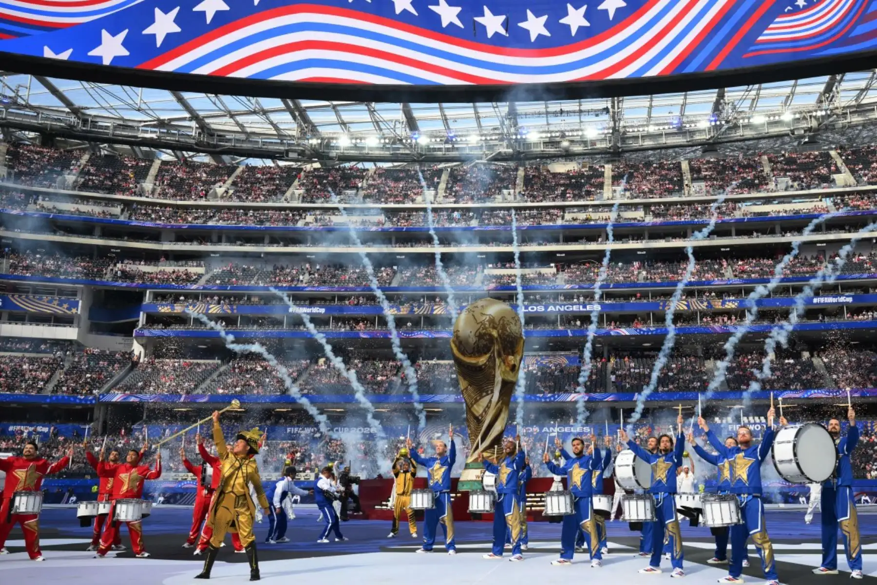 Artistas actúan durante la ceremonia de apertura del Mundial de Fútbol de 2026, antes del partido del Grupo D entre Estados Unidos y Paraguay en el Estadio de Los Ángeles en Inglewood, el 12 de junio de 2026. (Foto de Patrick T. Fallon / AFP)