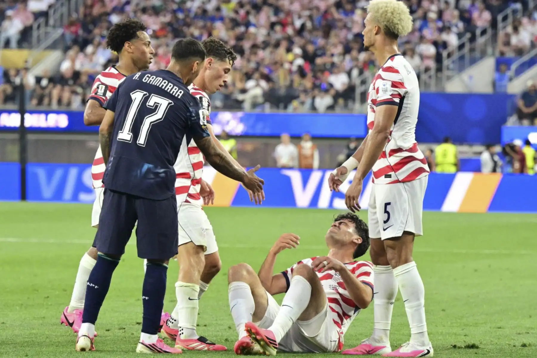 El centrocampista estadounidense Giovanni Reyna (C), número 7 del ranking, reacciona durante el partido de fútbol del Grupo D del Mundial 2026 entre Estados Unidos y Paraguay en el Estadio de Los Ángeles en Inglewood, el 12 de junio de 2026. (Foto de Frederic J. BROWN / AFP)