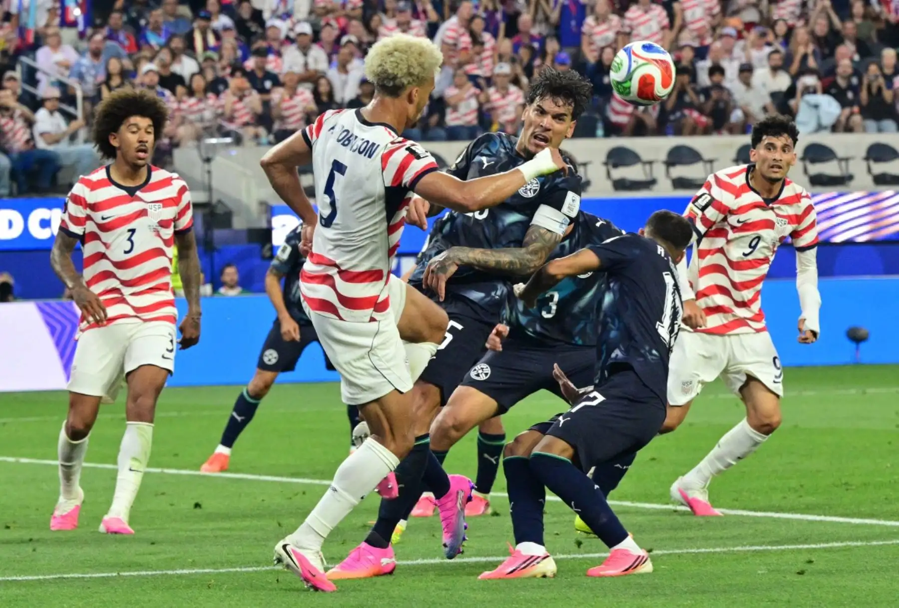 El defensa paraguayo número 15, Gustavo Gómez (C), y el mediocampista número 17, Alejandro Romero Gamarra (D), luchan por el balón con el defensa estadounidense número 05, Antonee Robinson, durante el partido de fútbol del Grupo D de la Copa Mundial 2026 entre Estados Unidos y Paraguay en el Estadio de Los Ángeles en Inglewood el 12 de junio de 2026. (Foto de Frederic J. BROWN / AFP)