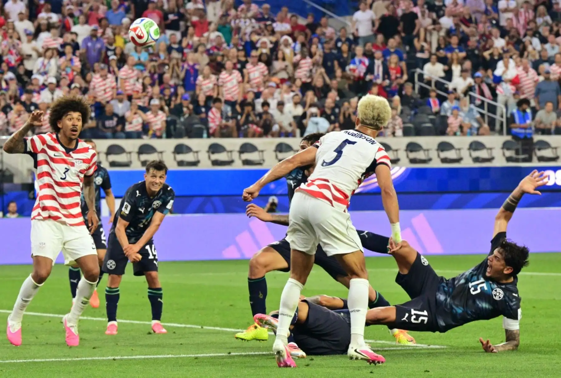 El defensa paraguayo número 15, Gustavo Gómez (derecha), y el defensa estadounidense número 5, Antonee Robinson, luchan por el balón durante el partido de fútbol del Grupo D de la Copa Mundial 2026 entre Estados Unidos y Paraguay en el Estadio de Los Ángeles en Inglewood el 12 de junio de 2026. (Foto de Frederic J. BROWN / AFP)