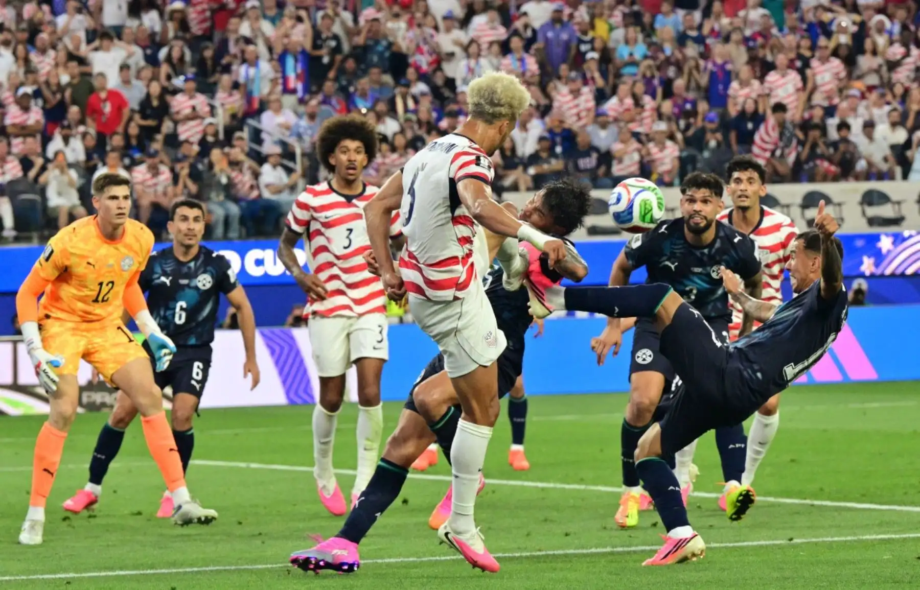 El defensa paraguayo número 15, Gustavo Gómez (C), y el centrocampista número 17, Alejandro Romero Gamarra, disputan el balón con el defensa estadounidense número 05, Antonee Robinson, durante el partido de fútbol del Grupo D de la Copa Mundial 2026 entre Estados Unidos y Paraguay en el Estadio de Los Ángeles en Inglewood, el 12 de junio de 2026. (Foto de Frederic J. BROWN / AFP)