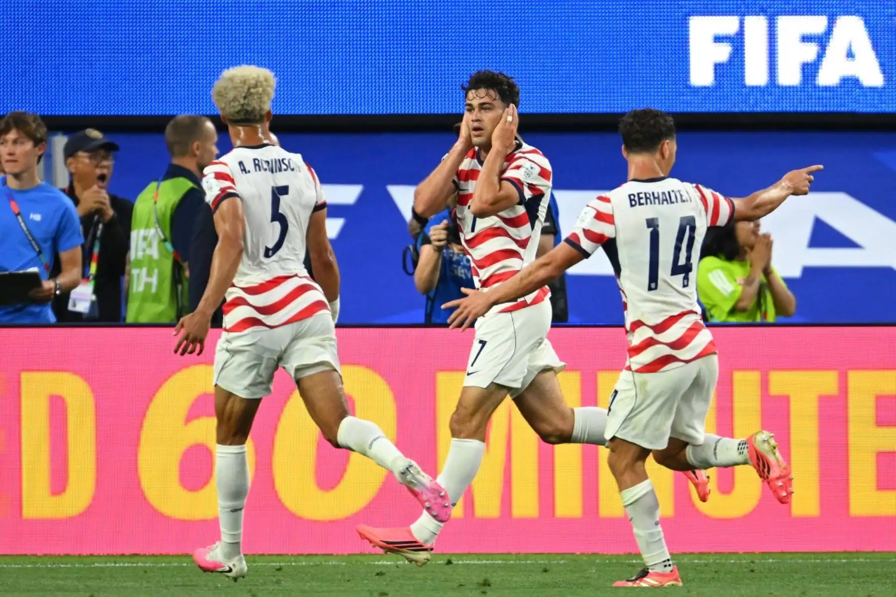 El centrocampista estadounidense Giovanni Reyna (C), número 7 del ranking, celebra el cuarto gol de su equipo durante el partido de fútbol del Grupo D del Mundial 2026 entre Estados Unidos y Paraguay, disputado en el Estadio de Los Ángeles en Inglewood el 12 de junio de 2026. (Foto de Patrick T. Fallon / AFP)