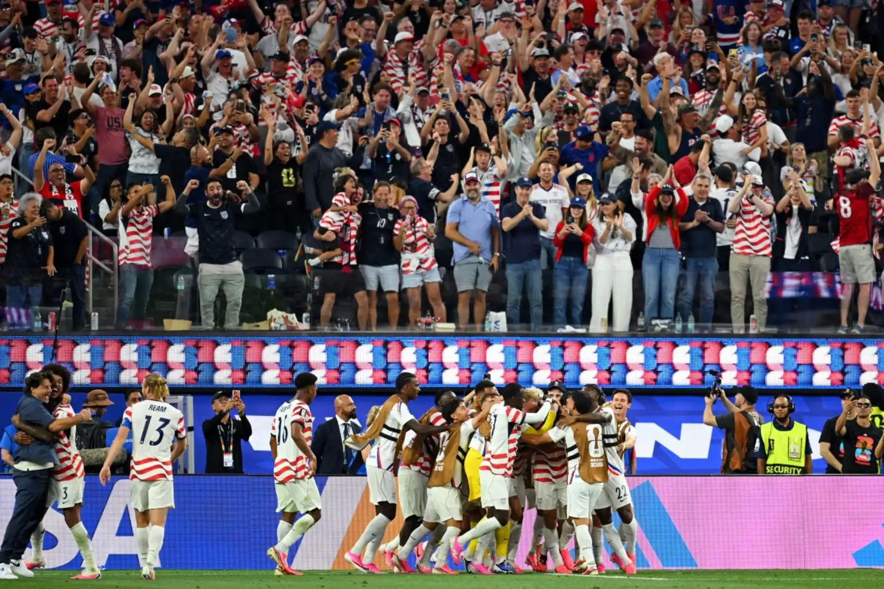 El centrocampista estadounidense Giovanni Reyna, número 7 del ranking, celebra con sus compañeros tras marcar el cuarto gol de su equipo durante el partido de fútbol del Grupo D del Mundial 2026 entre Estados Unidos y Paraguay, disputado en el Estadio de Los Ángeles en Inglewood el 12 de junio de 2026. (Foto de Patrick T. Fallon / AFP)