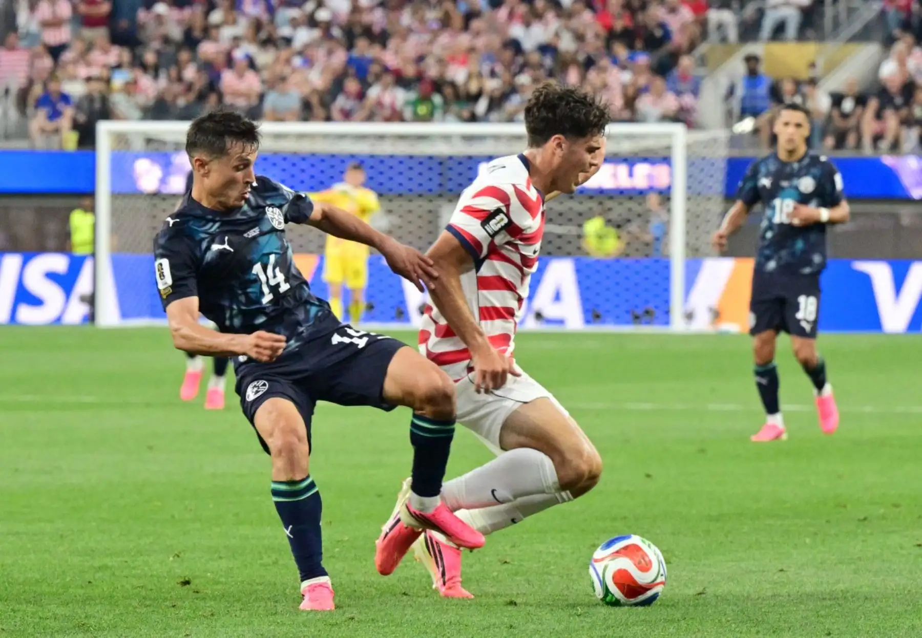 El centrocampista paraguayo Andrés Cubas (izq.) #14 y el centrocampista estadounidense Giovanni Reyna #07 disputan el balón durante el partido de fútbol del Grupo D de la Copa Mundial 2026 entre Estados Unidos y Paraguay en el Estadio de Los Ángeles en Inglewood el 12 de junio de 2026. (Foto de Frederic J. BROWN / AFP)