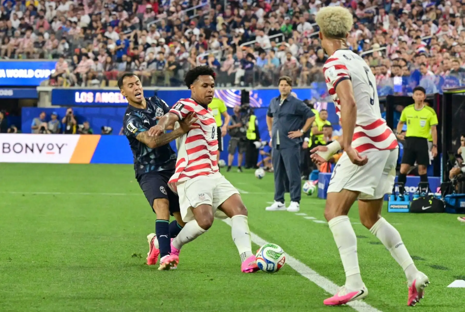 El centrocampista paraguayo Alejandro Romero Gamarra (número 17) y el centrocampista estadounidense Weston McKennie (número 8) luchan por el balón durante el partido de fútbol del Grupo D del Mundial 2026 entre Estados Unidos y Paraguay en el Estadio de Los Ángeles en Inglewood el 12 de junio de 2026. (Foto de Frederic J. BROWN / AFP)