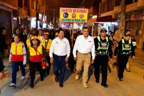 Miembros de la PNP y miembros de las juntas vecinales participaron en una ronda mixta por la seguridad en Lurigancho-Chosica. Foto: Mininter/Difusión.