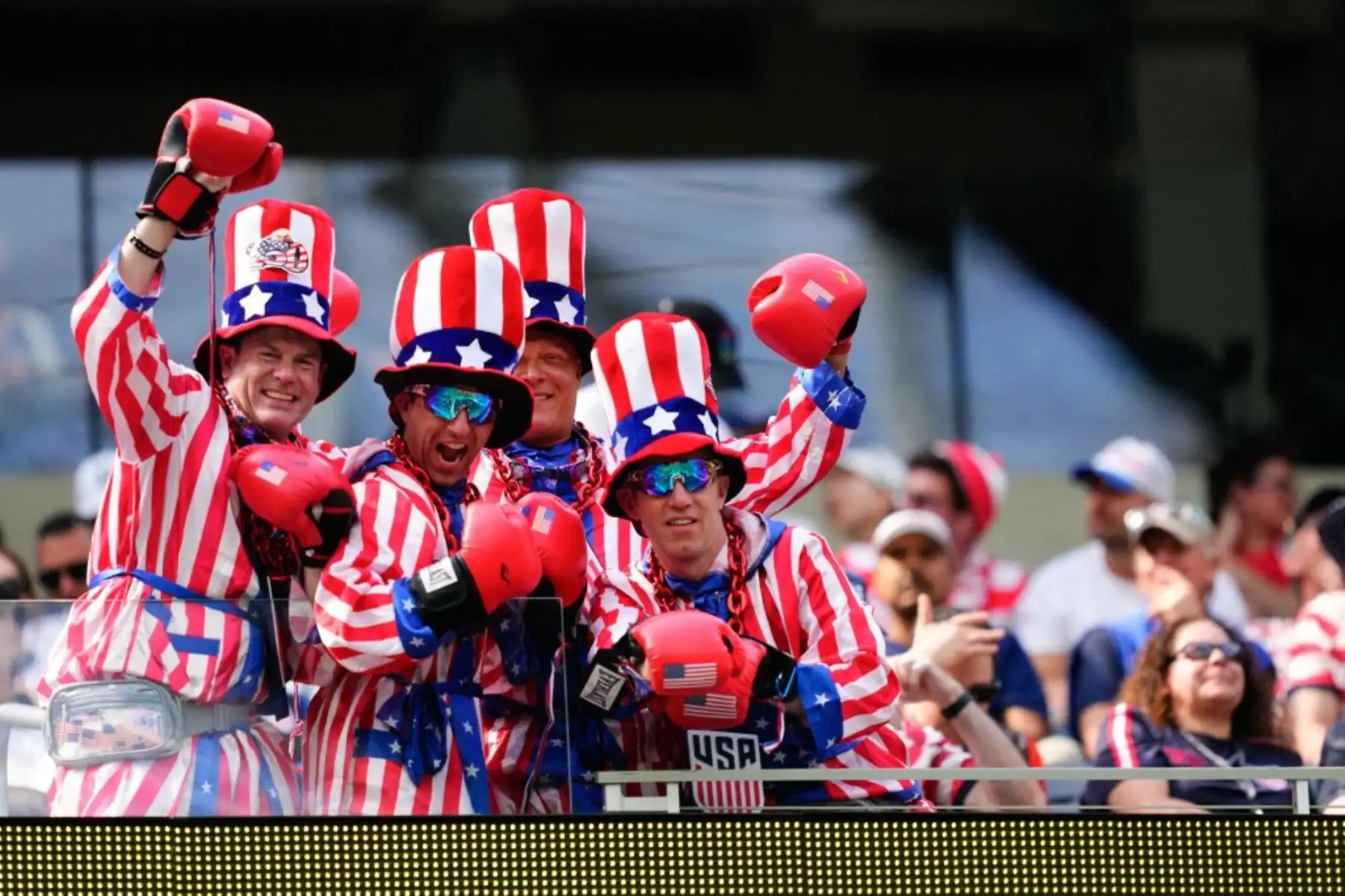 Se observa a aficionados de la selección de Estados Unidos antes del partido de la primera fase del Grupo D de la Copa Mundial de la FIFA 2026 entre Estados Unidos y Paraguay en el SoFi Stadium en Los Ángeles, California, el 12 de junio de 2026. Foto: Anadolu/AFP