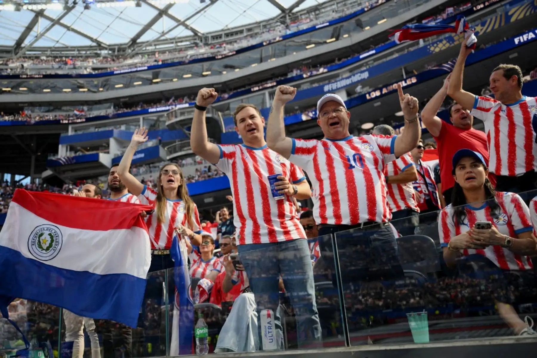 Hinchas paraguayos animan a su equipo durante la ceremonia de apertura del Mundial de Fútbol de 2026, antes del partido del Grupo D entre Estados Unidos y Paraguay en el Estadio de Los Ángeles en Inglewood el 12 de junio de 2026. Foto: AFP