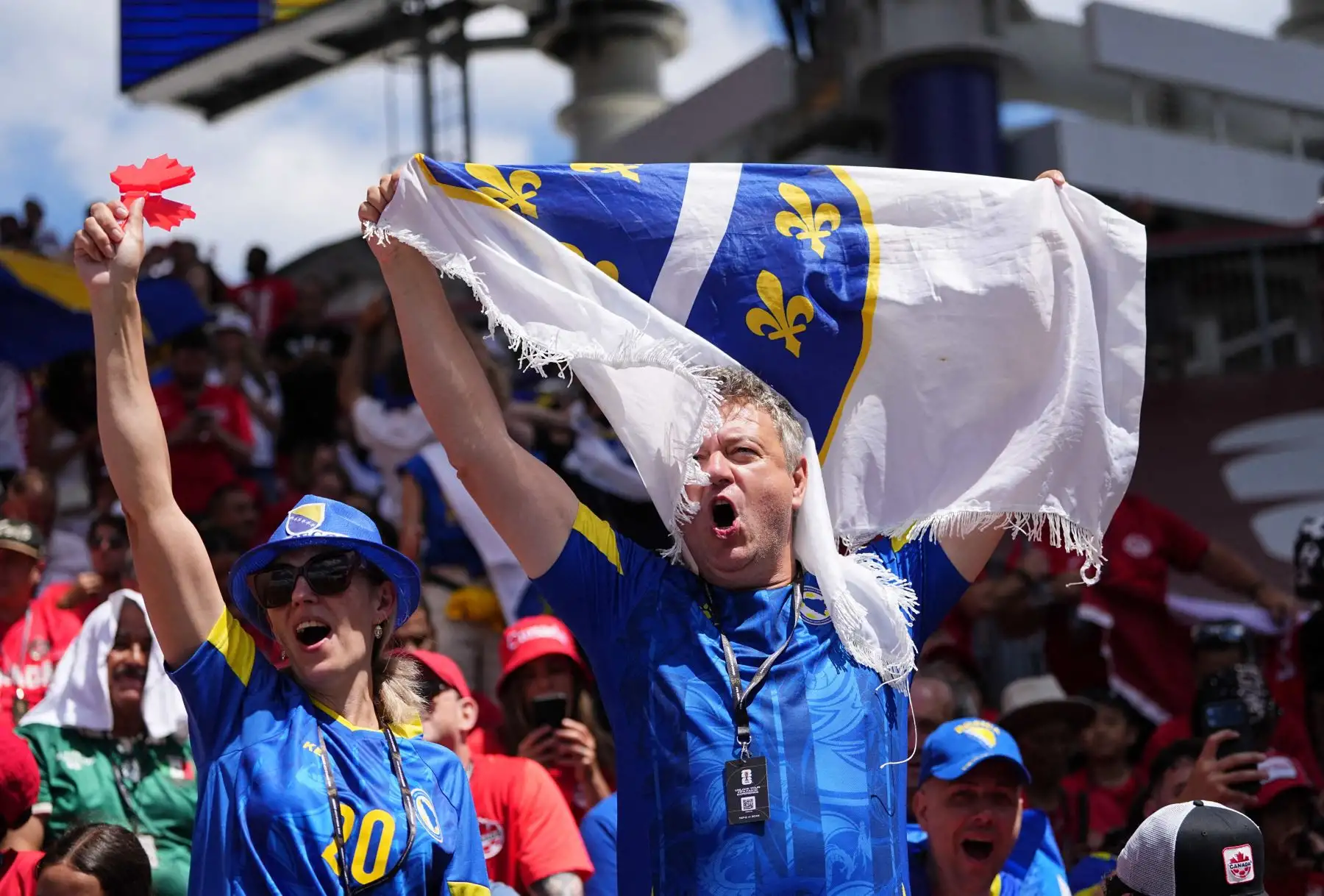 Aficionados a la selección de Bosnia y Herzegovina observan el partido del Grupo B de la Copa Mundial de la FIFA 2026 entre Canadá y Bosnia y Herzegovina, en el Estadio de Toronto, en Canadá, el 12 de junio de 2026. Foto: NurPhoto/AFP