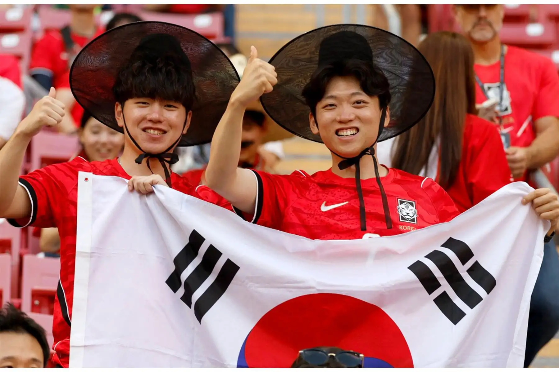 Aficionados a la selección de Corea del Sur posan para una foto sosteniendo una bandera nacional antes del partido de fútbol del Grupo A de la Copa Mundial de 2026 entre Corea del Sur y Chequia en el Estadio Guadalajara en Zapopan, México, el 11 de junio de 2026. Foto: AFP