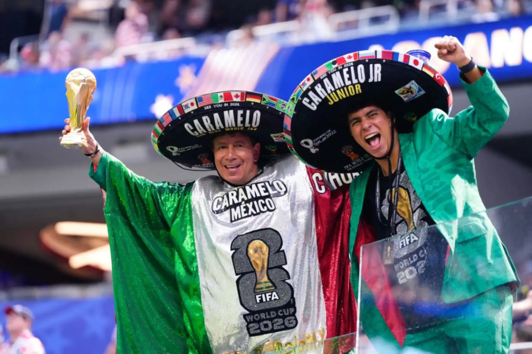 Aficionados a la selección de México posan para la foto durante el partido del Grupo D de la Copa Mundial de la FIFA 2026 entre Estados Unidos y Paraguay en el Estadio de Los Ángeles el 12 de junio de 2026 en California. Foto: NurPhoto/AFP