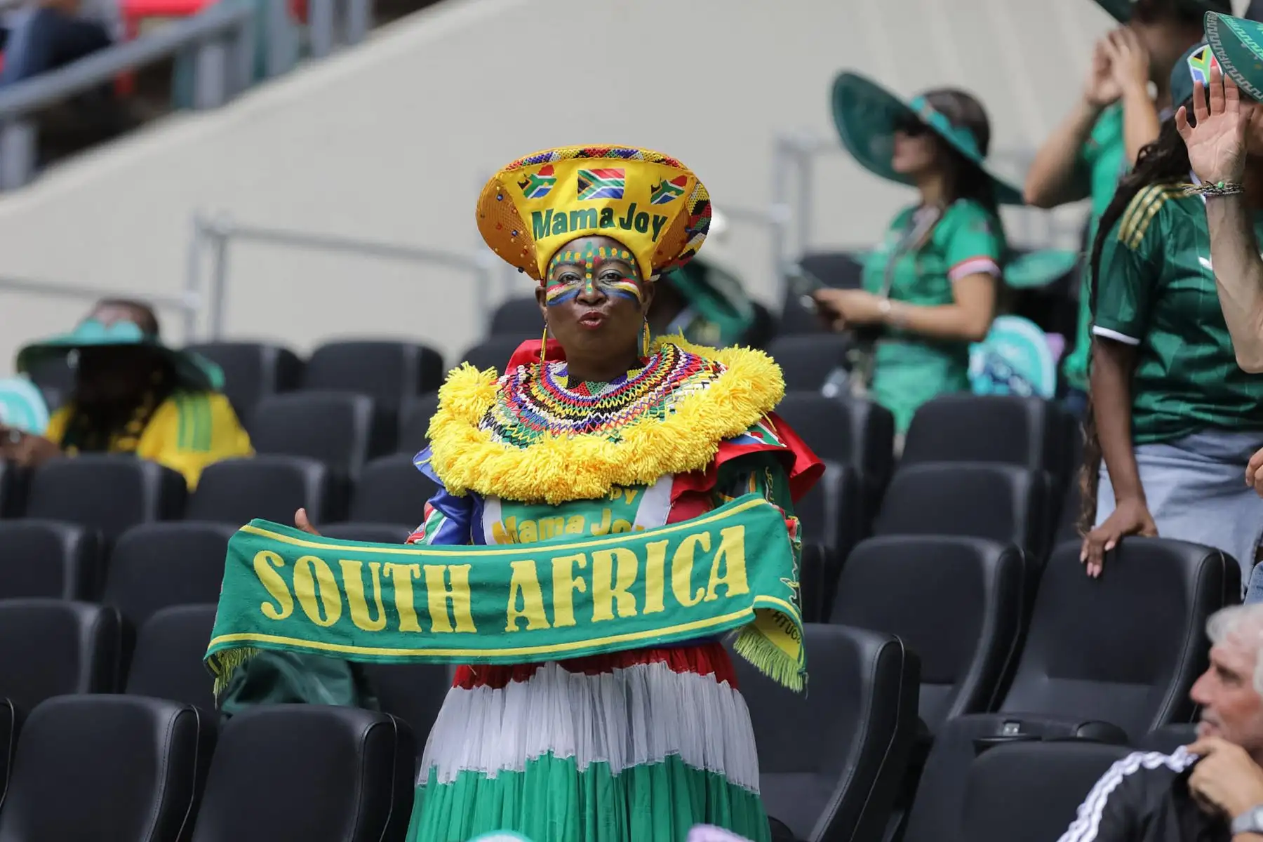 Una mujer sudafricana apoya a la selección nacional de fútbol de su país durante la ceremonia de inauguración de la Copa Mundial de la FIFA 2026 en el Estadio Azteca de la Ciudad de México, el 11 de junio de 2026. Foto: NurPhoto/AFP